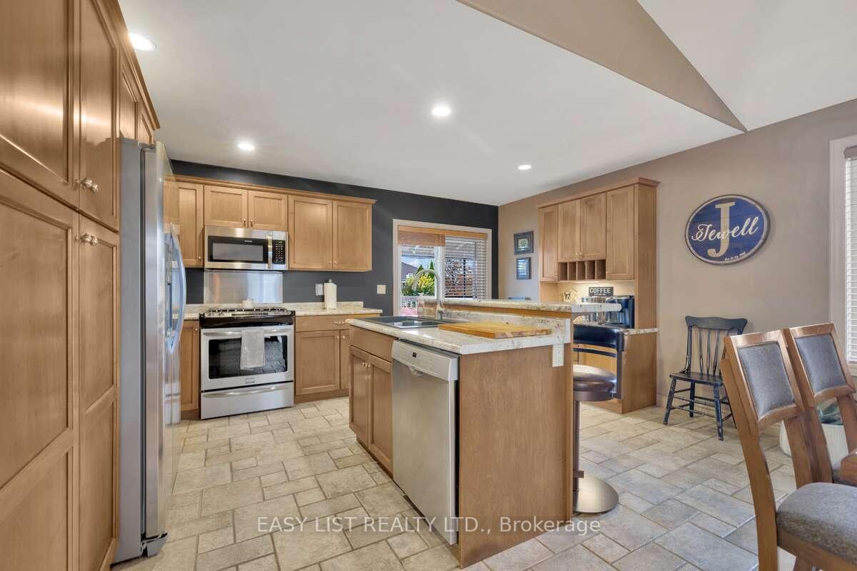 Photo 17 of 217 Maple Leaf Court, Lakeshore — HOMEH