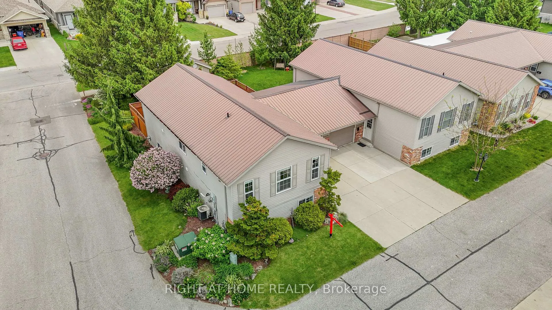 Photo 2 of 9 Discovery Court, Chatham-Kent, NE — HOMEH