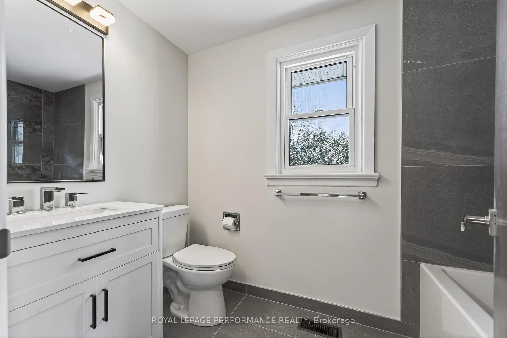 Photo 32 of 274 Compton Avenue, Ottawa, Woodroffe — HOMEH