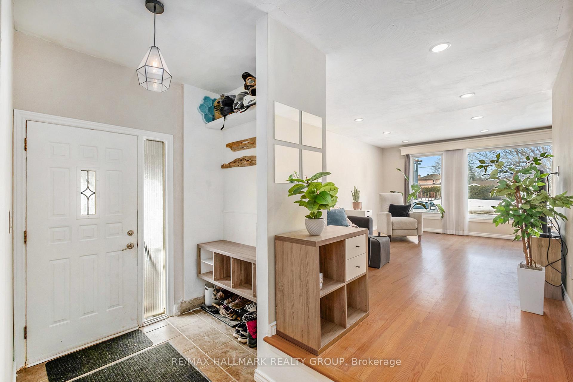 Photo 3 of 114 Fieldrow Street, Ottawa, Meadowlands/Crestview — HOMEH