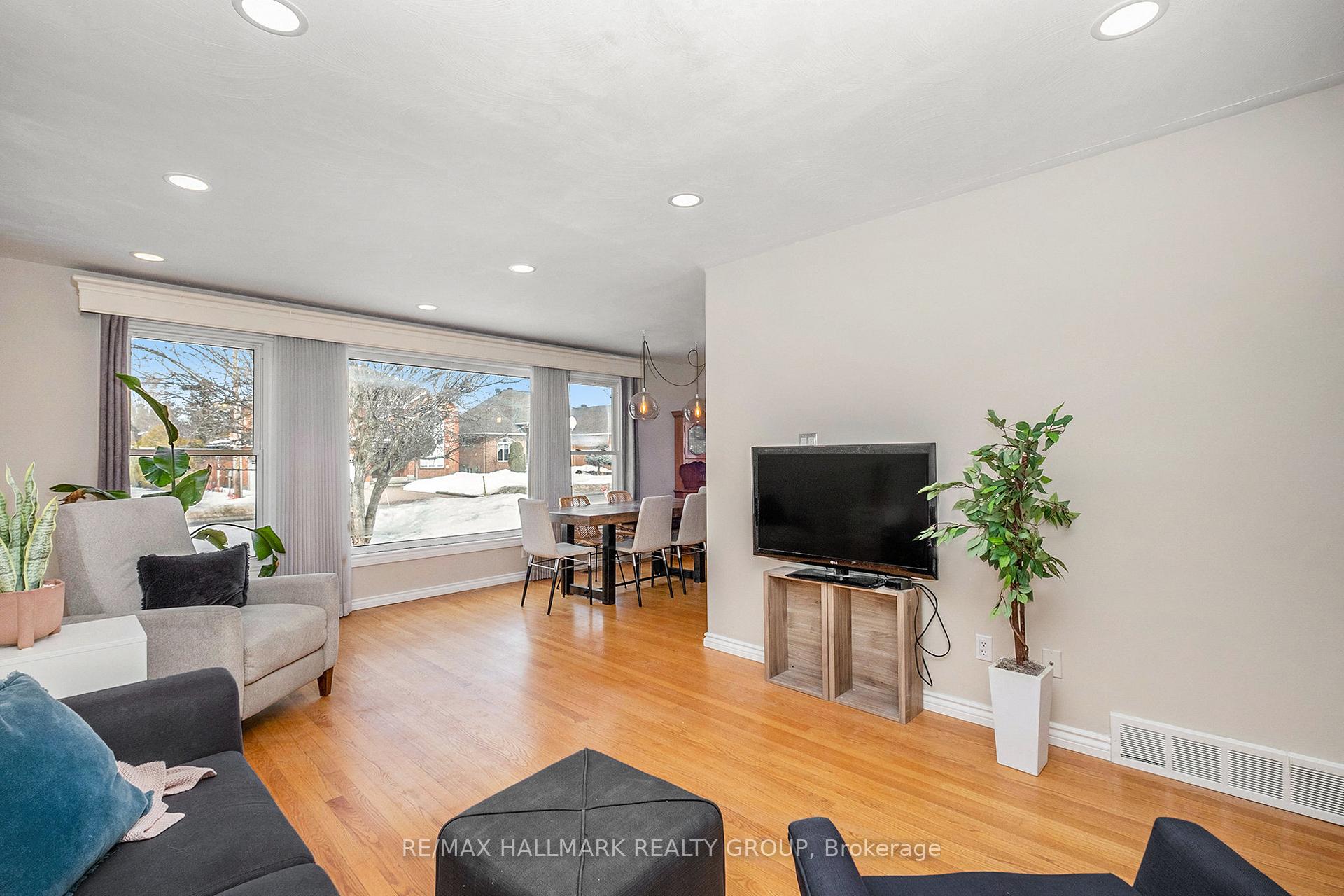 Photo 4 of 114 Fieldrow Street, Ottawa, Meadowlands/Crestview — HOMEH