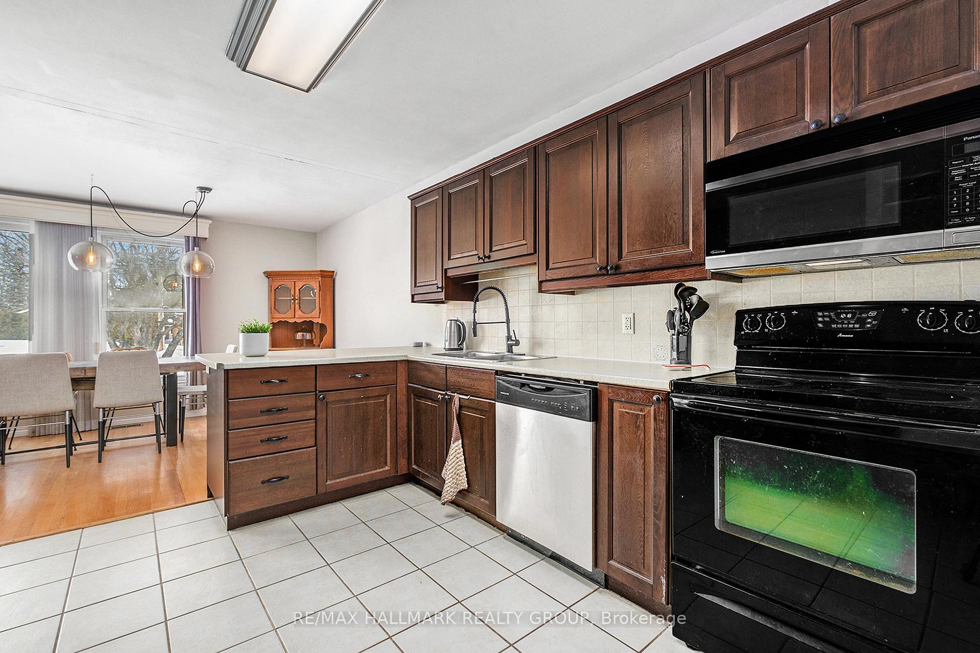 Photo 9 of 114 Fieldrow Street, Ottawa, Meadowlands/Crestview — HOMEH