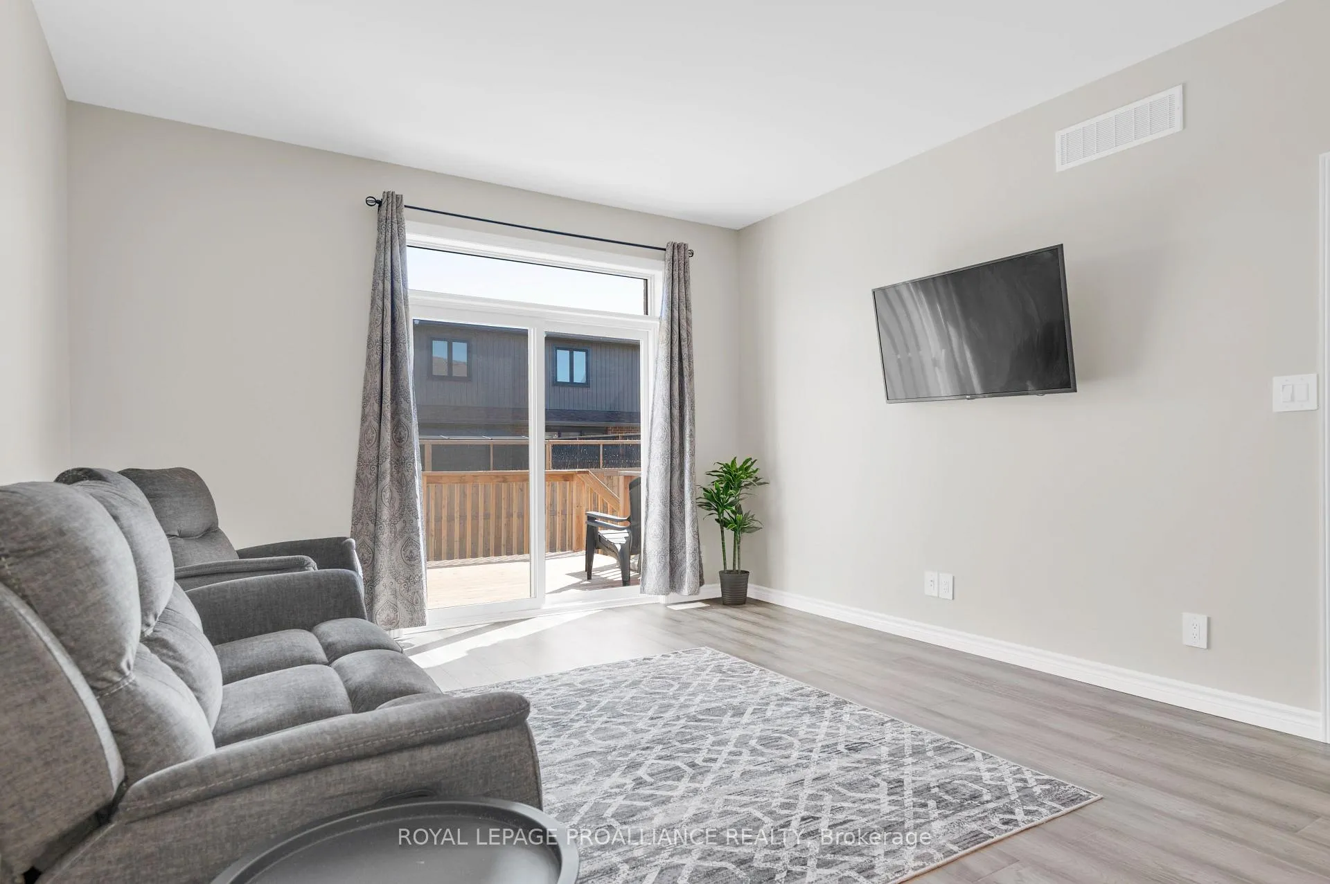 Photo 19 of 84 Athabaska Drive, Belleville, Thurlow Ward — HOMEH