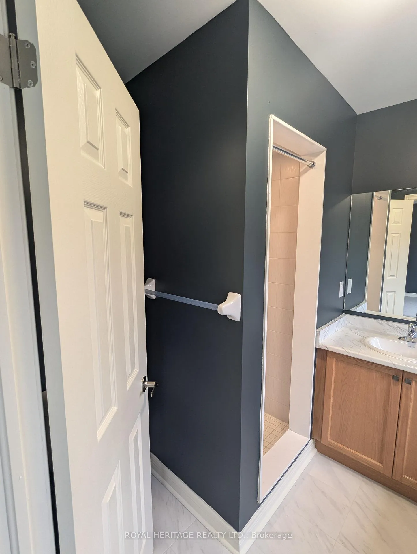 Photo 15 of 676 Fleetwood Drive, Oshawa, Eastdale — HOMEH