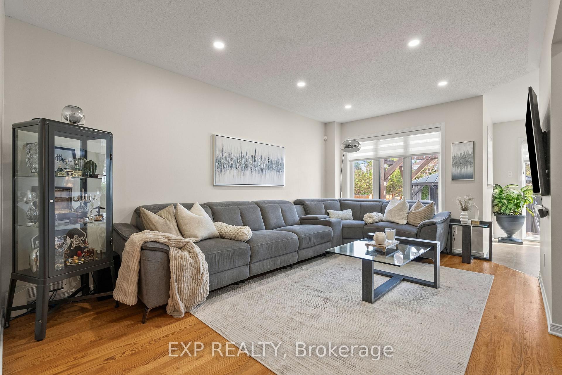 Photo 8 of 229 Duntroon Circle, Ottawa, Hunt Club Park/Greenboro — HOMEH