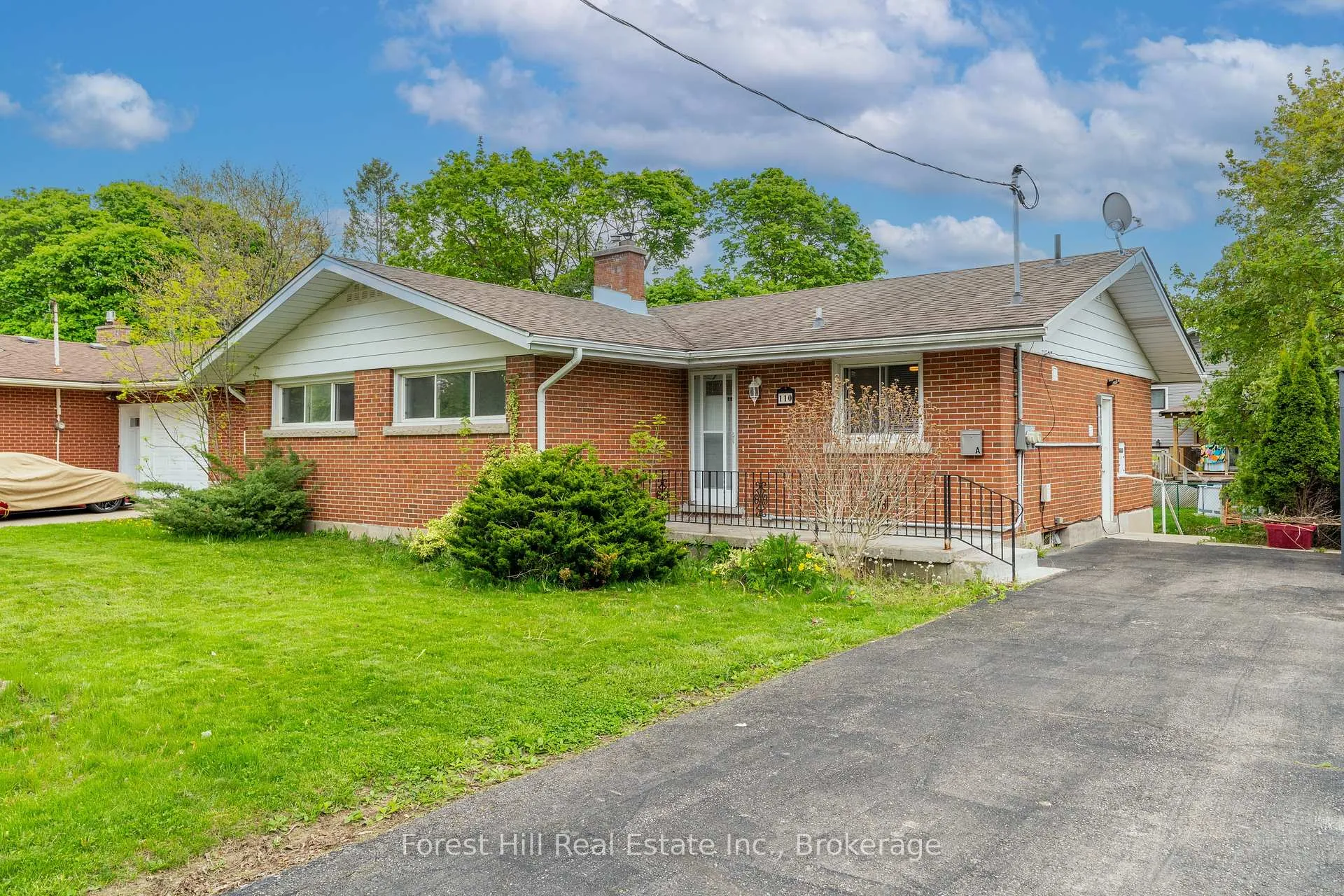 Photo 2 of 110 Stonybrook Drive, Kitchener — HOMEH