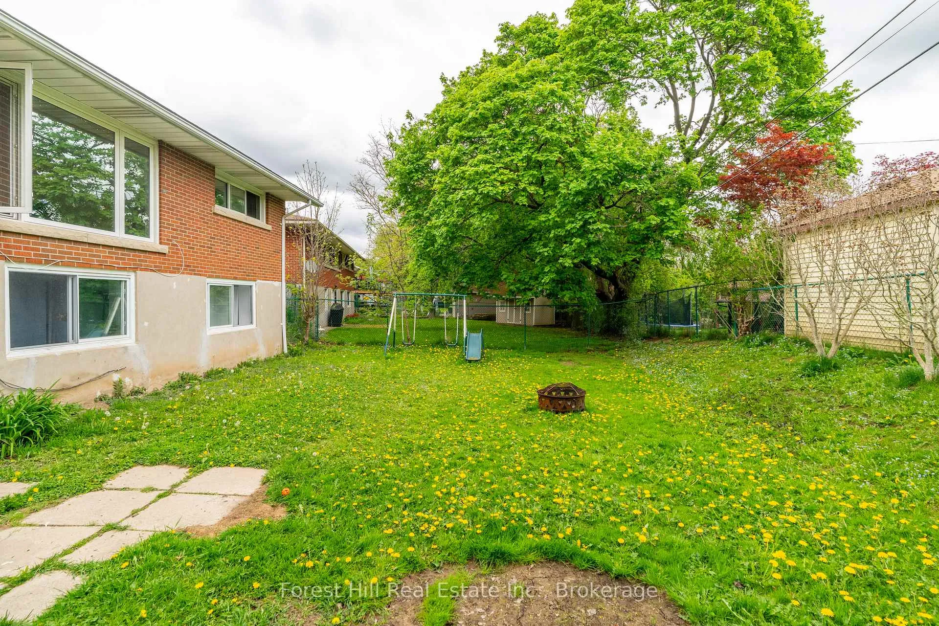 Photo 40 of 110 Stonybrook Drive, Kitchener — HOMEH