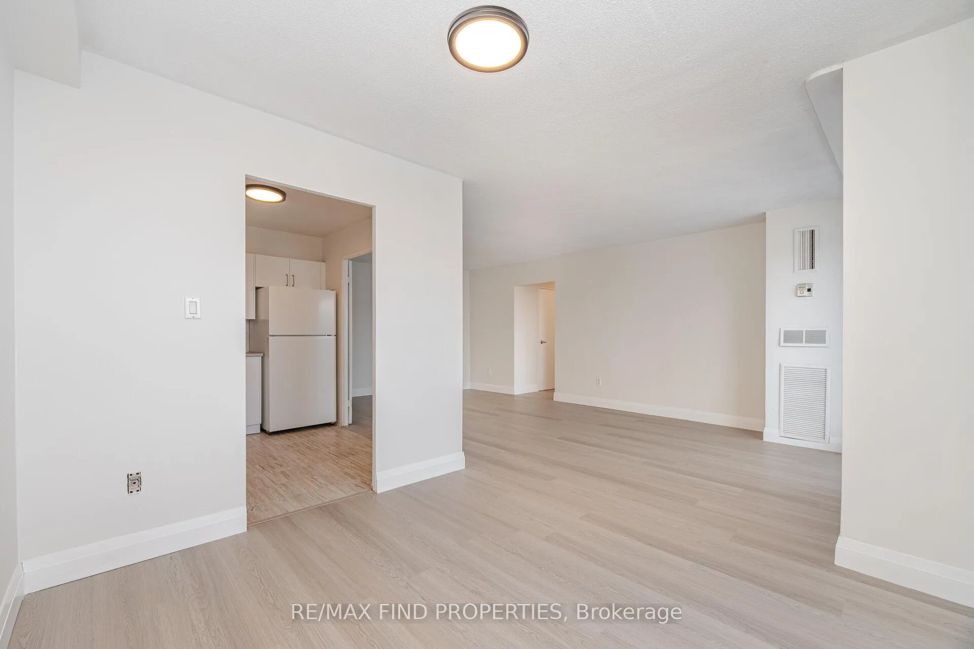 Photo 14 of Unit 403, 20 Edgecliffe Golfway, Toronto, Flemingdon Park — HOMEH