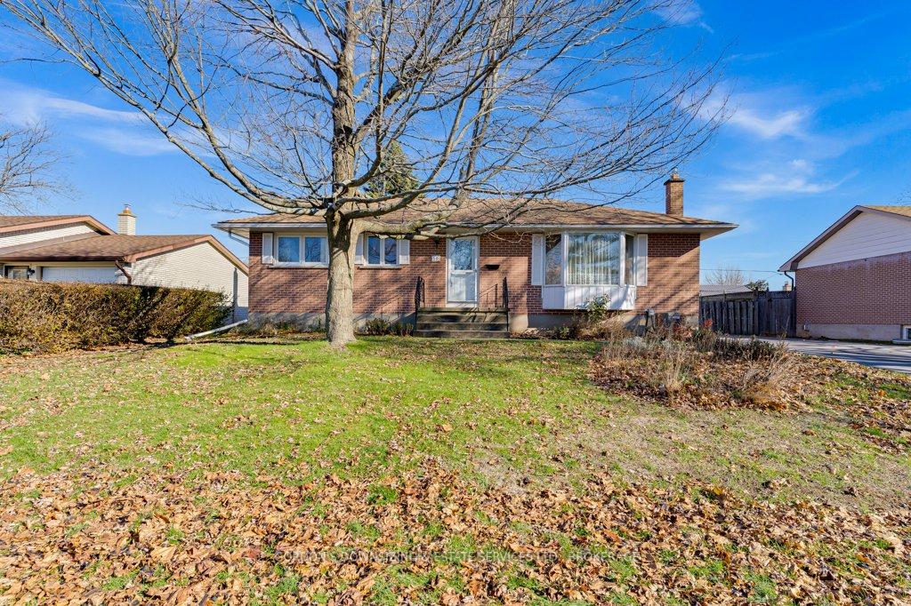 Photo 3 of 59 Oxford Crescent, Loyalist, Amherstview — HOMEH