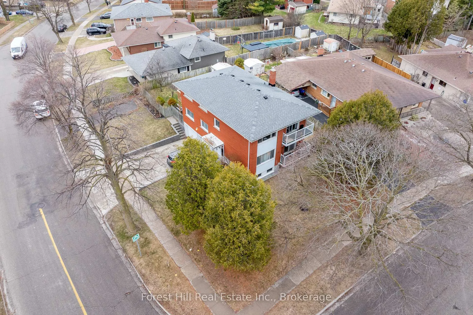 Photo 2 of 35 Shaftsbury Drive, Kitchener — HOMEH
