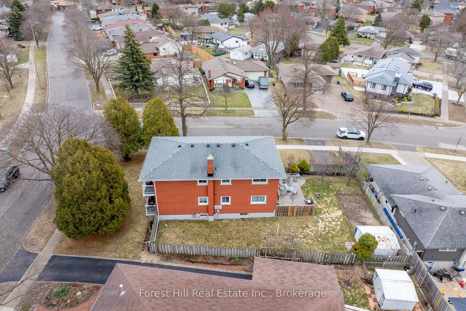 Photo 3 of 35 Shaftsbury Drive, Kitchener — HOMEH