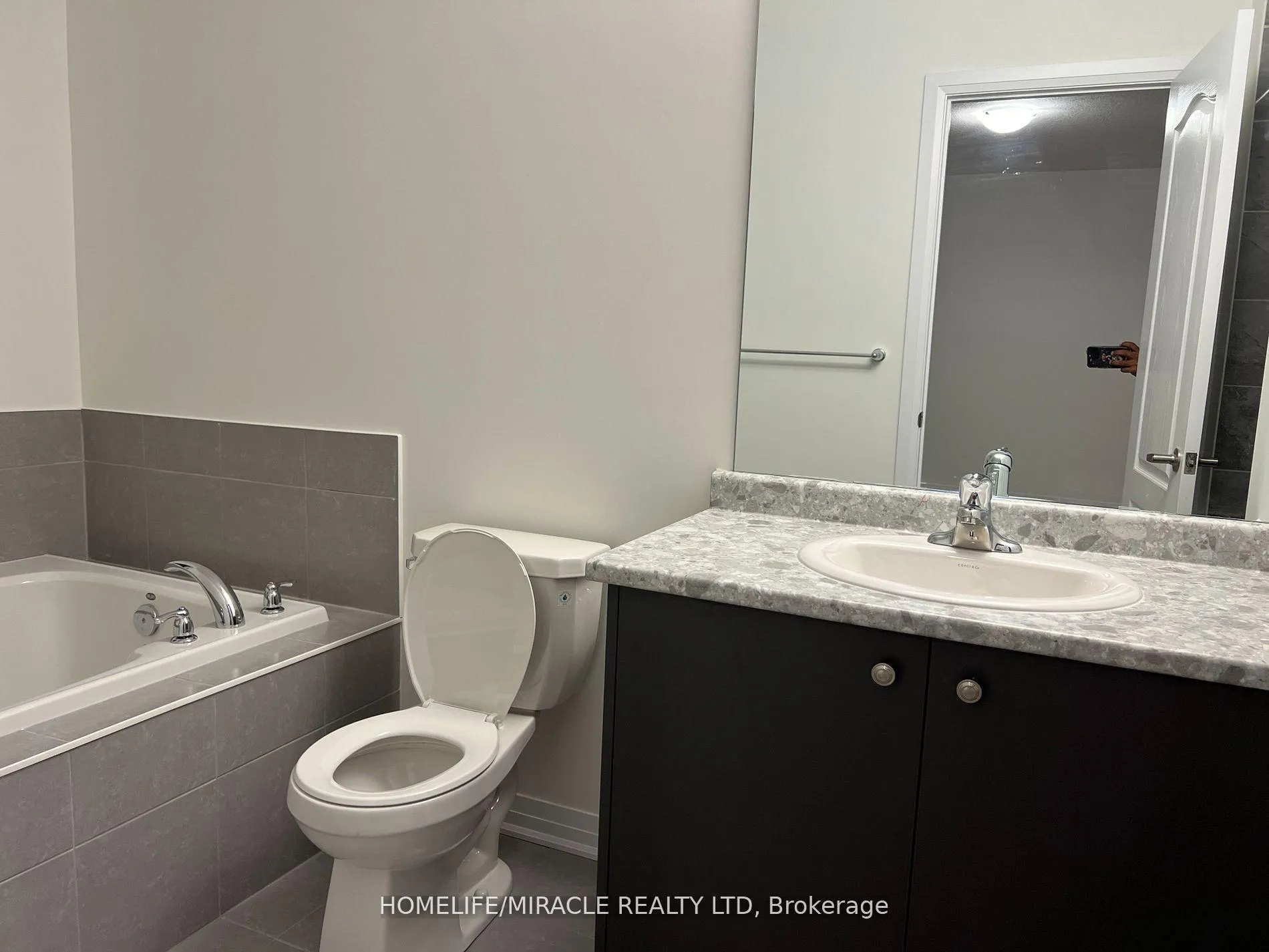 Photo 9 of 122 Varsity Drive, Welland, Dain City — HOMEH