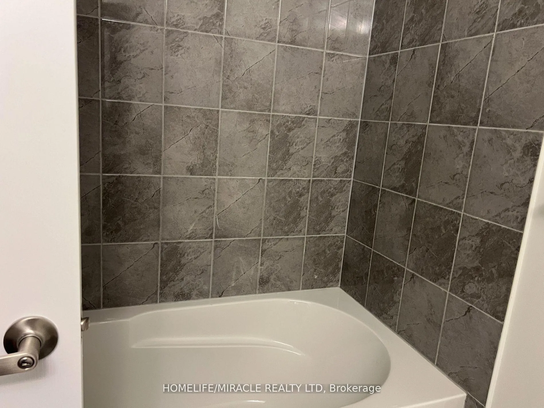 Photo 13 of 122 Varsity Drive, Welland, Dain City — HOMEH