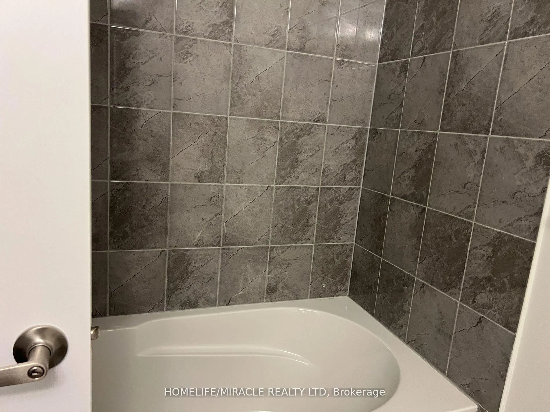 Photo 14 of 122 Varsity Drive, Welland, Dain City — HOMEH