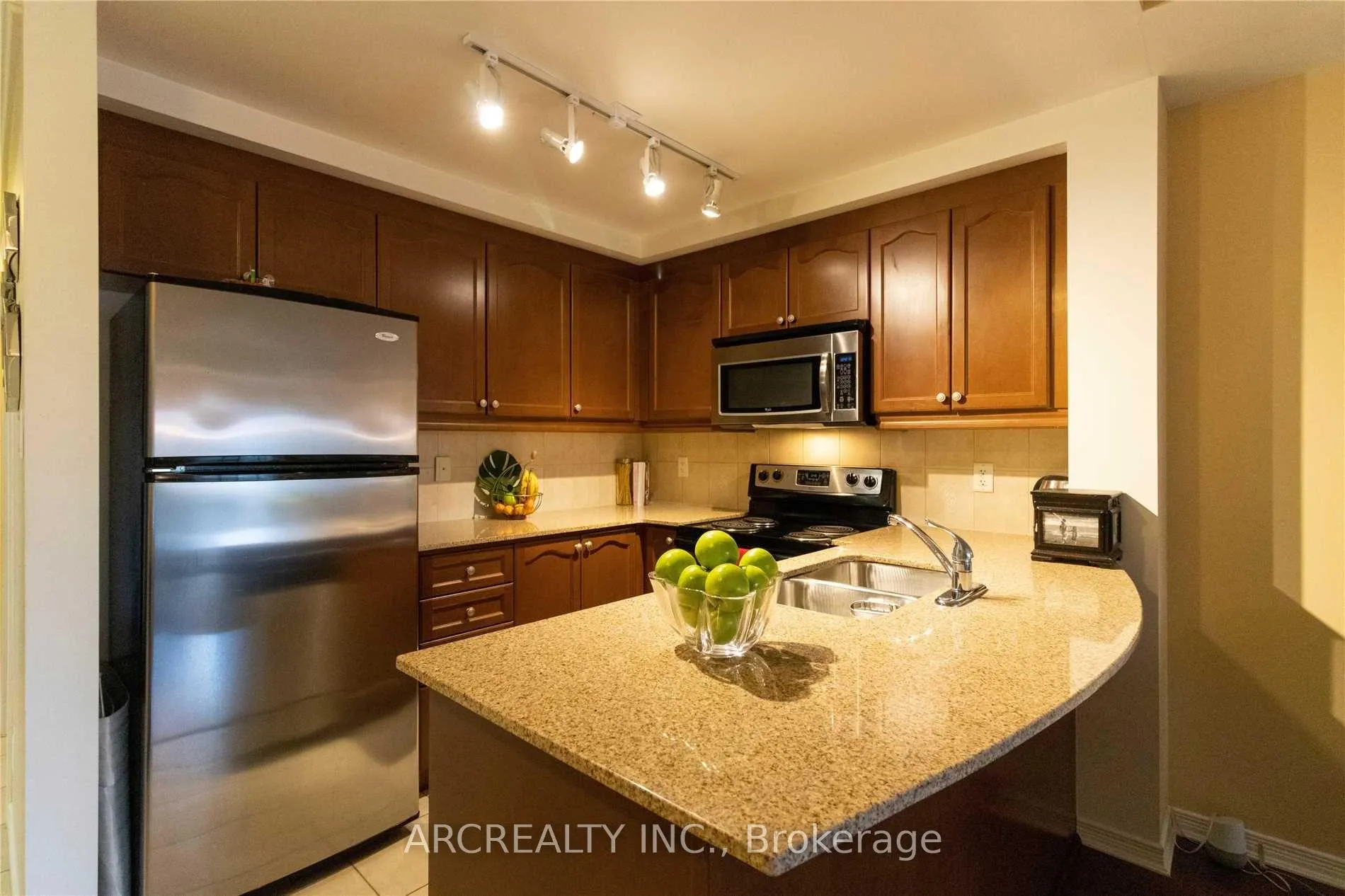 Photo 5 of Unit 313, 8 Maison Parc Court, Vaughan, Lakeview Estates — HOMEH