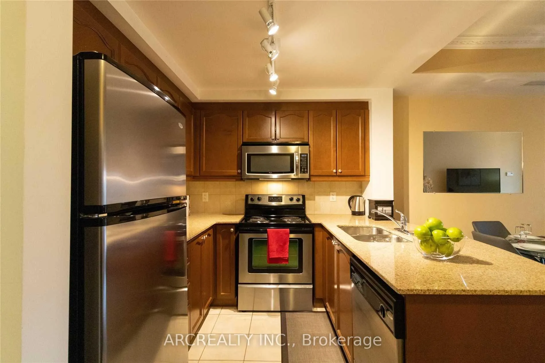Photo 6 of Unit 313, 8 Maison Parc Court, Vaughan, Lakeview Estates — HOMEH