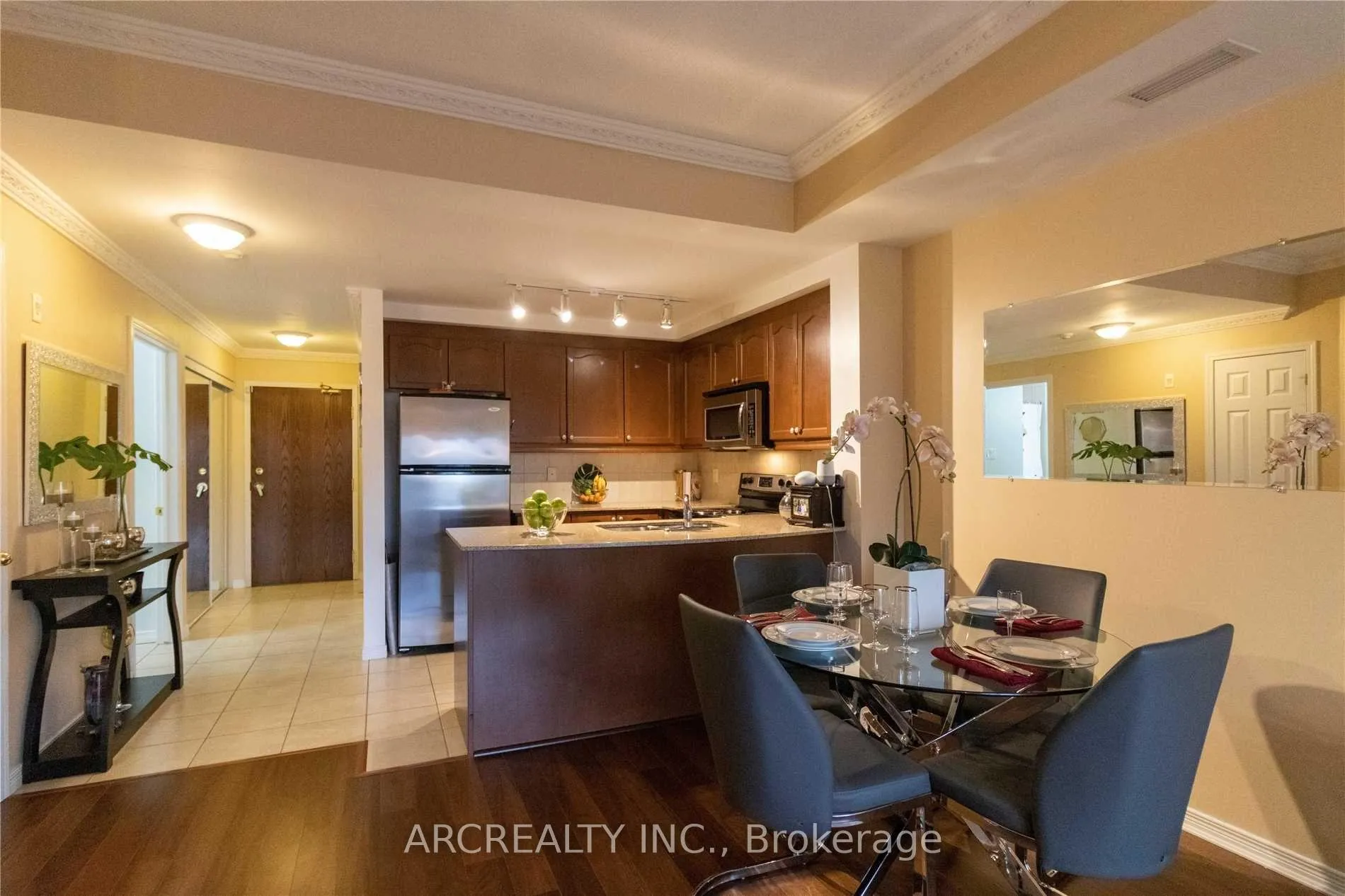 Photo 10 of Unit 313, 8 Maison Parc Court, Vaughan, Lakeview Estates — HOMEH