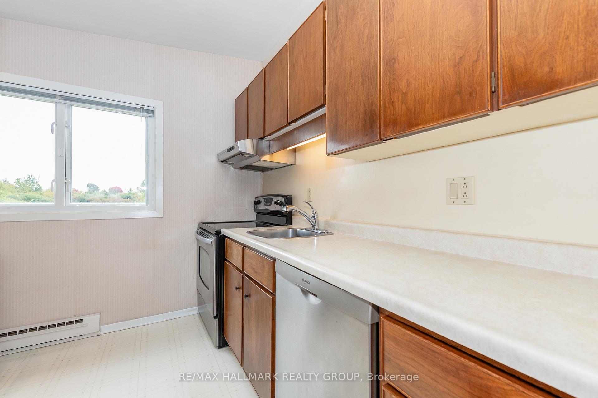 Photo 11 of 64 Sullivan Avenue, Ottawa, Meadowlands/Crestview — HOMEH