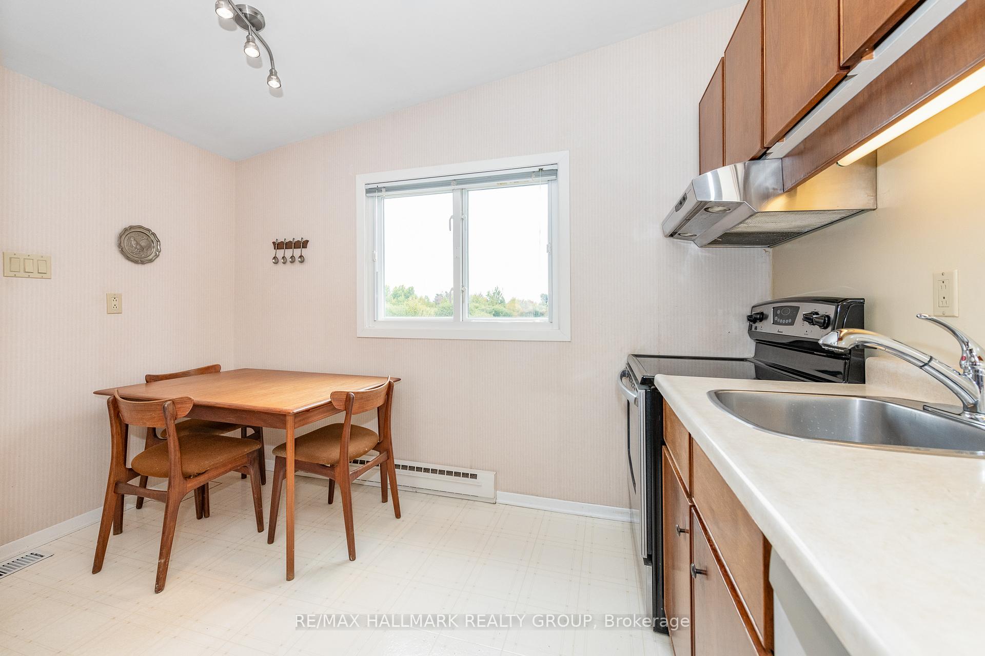 Photo 12 of 64 Sullivan Avenue, Ottawa, Meadowlands/Crestview — HOMEH