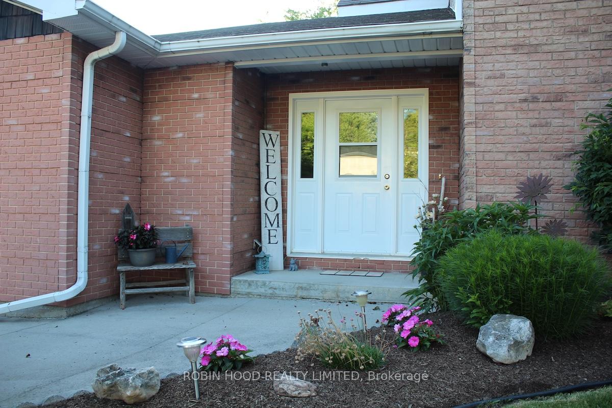 Photo 3 of 67 Main Street E, Mapleton, Rural Mapleton — HOMEH