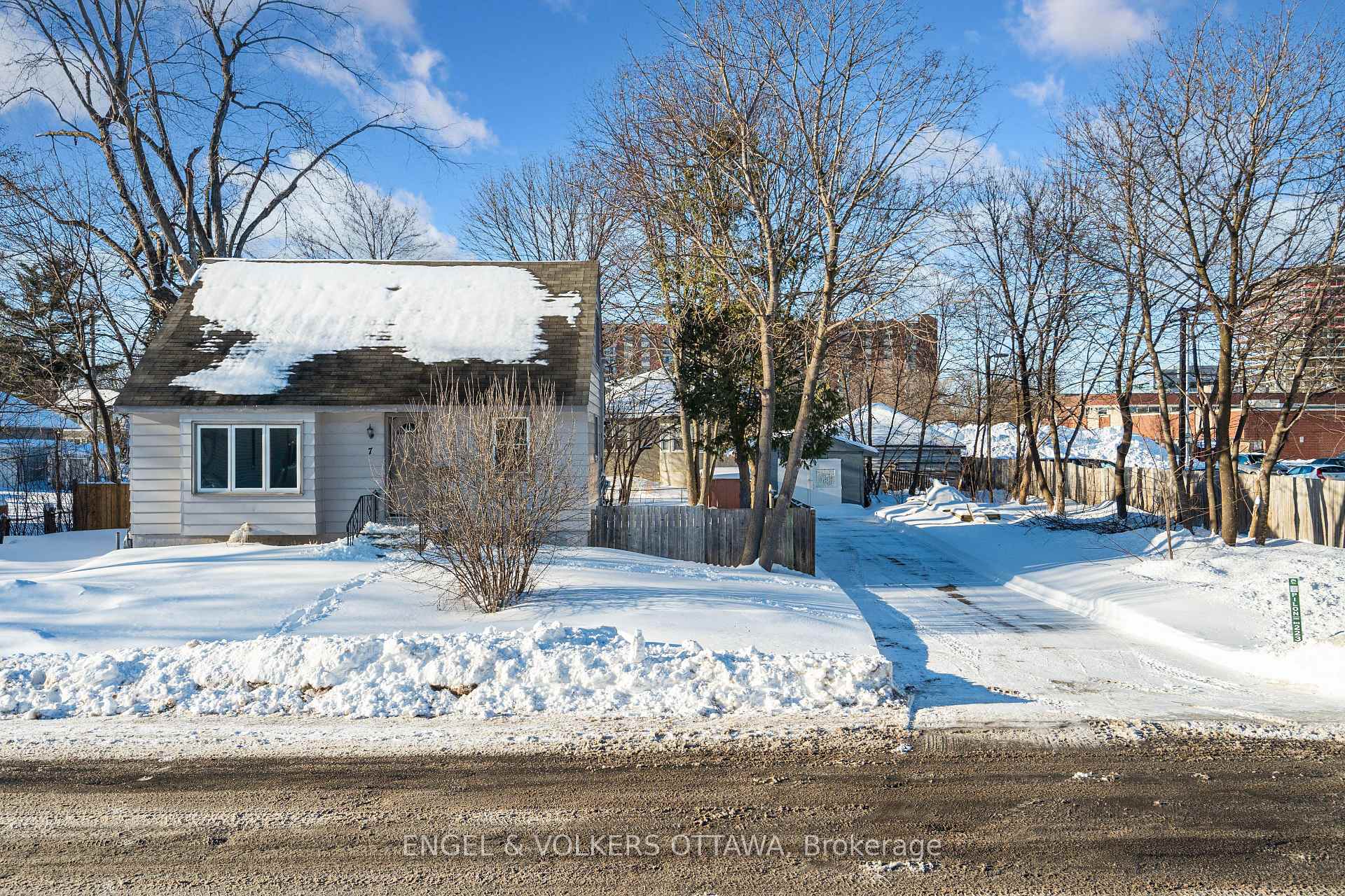 Photo 2 of 7 Starwood Road, Ottawa, Meadowlands/St. Claire Gardens — HOMEH