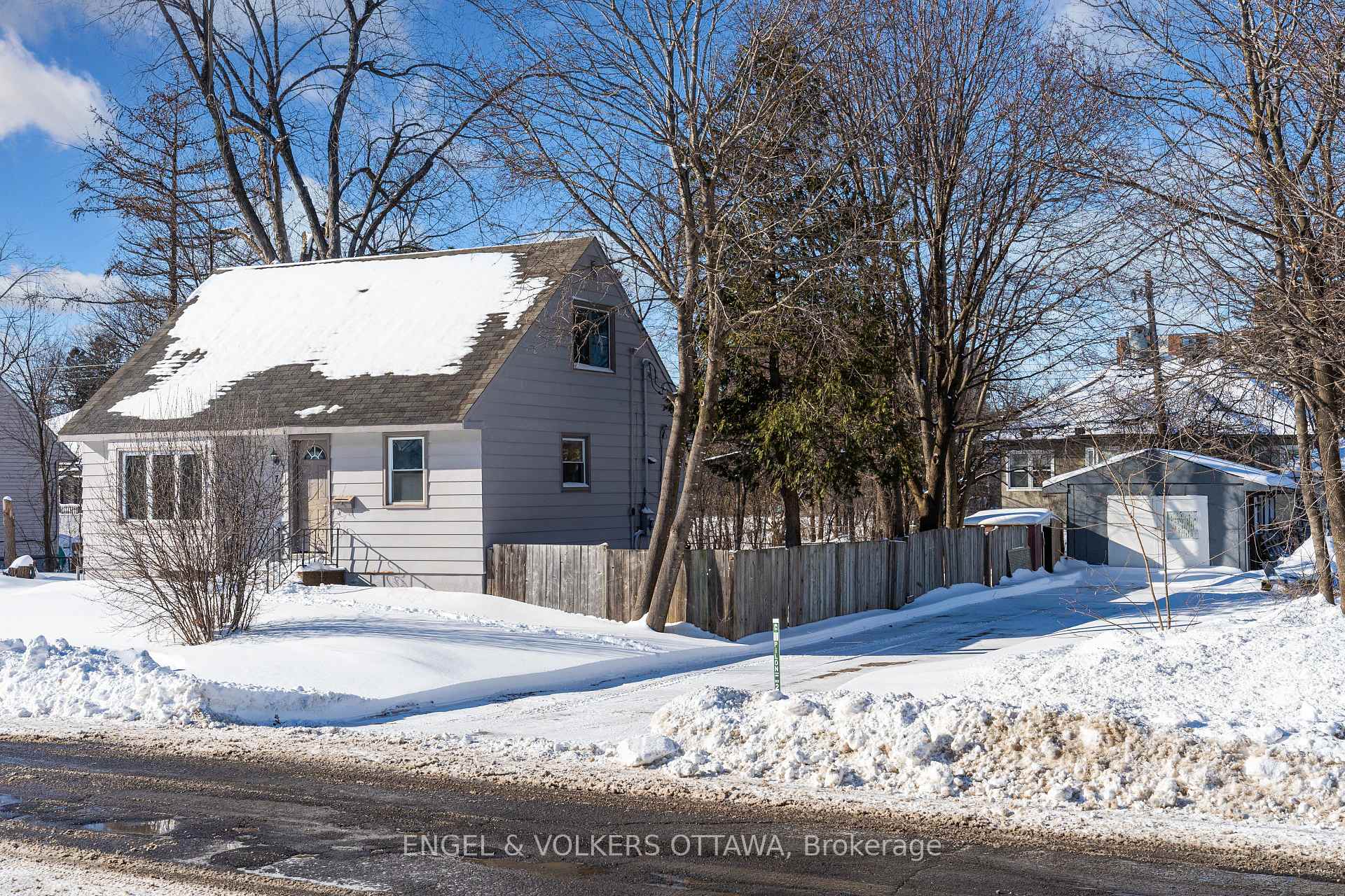 Photo 3 of 7 Starwood Road, Ottawa, Meadowlands/St. Claire Gardens — HOMEH