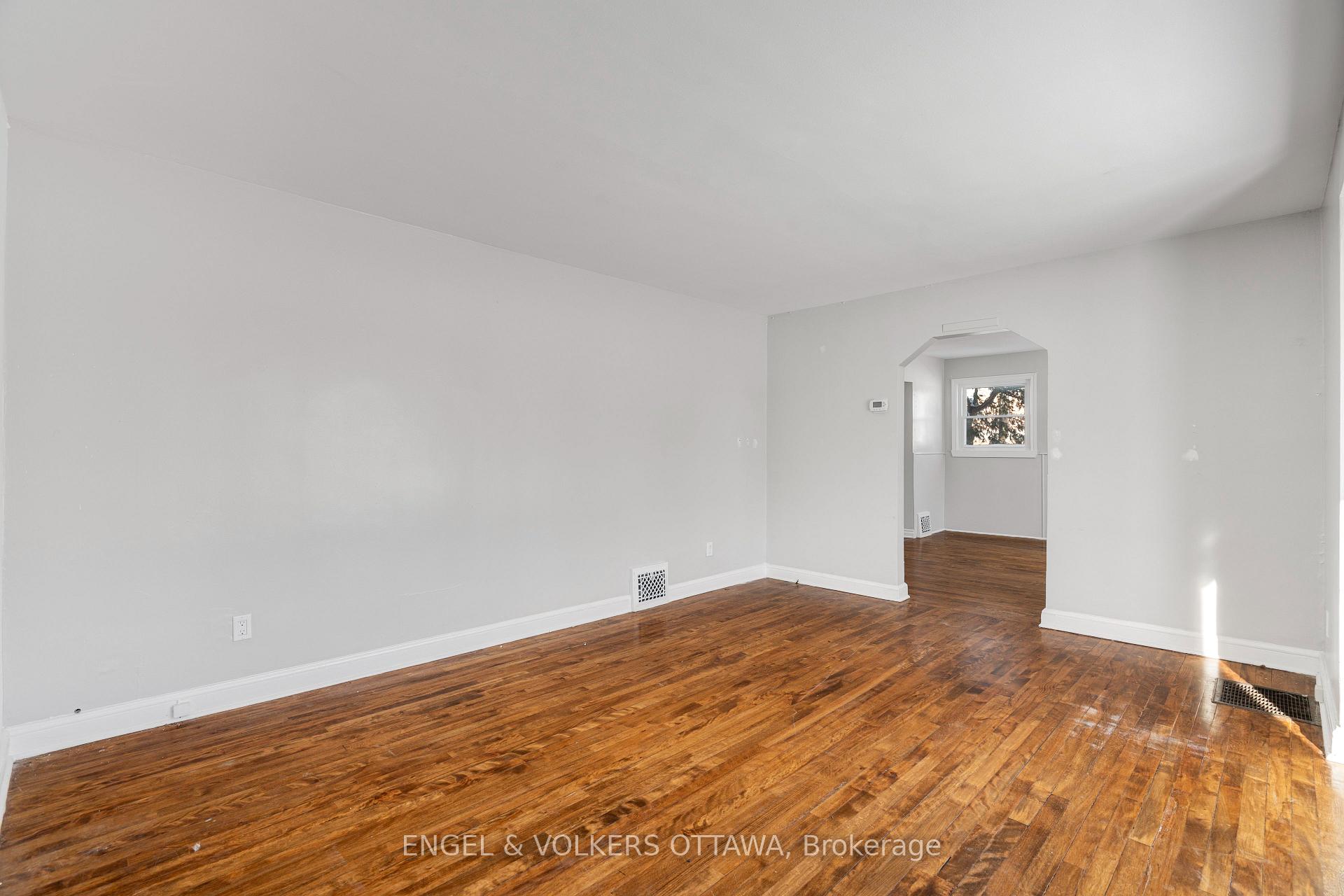 Photo 9 of 7 Starwood Road, Ottawa, Meadowlands/St. Claire Gardens — HOMEH