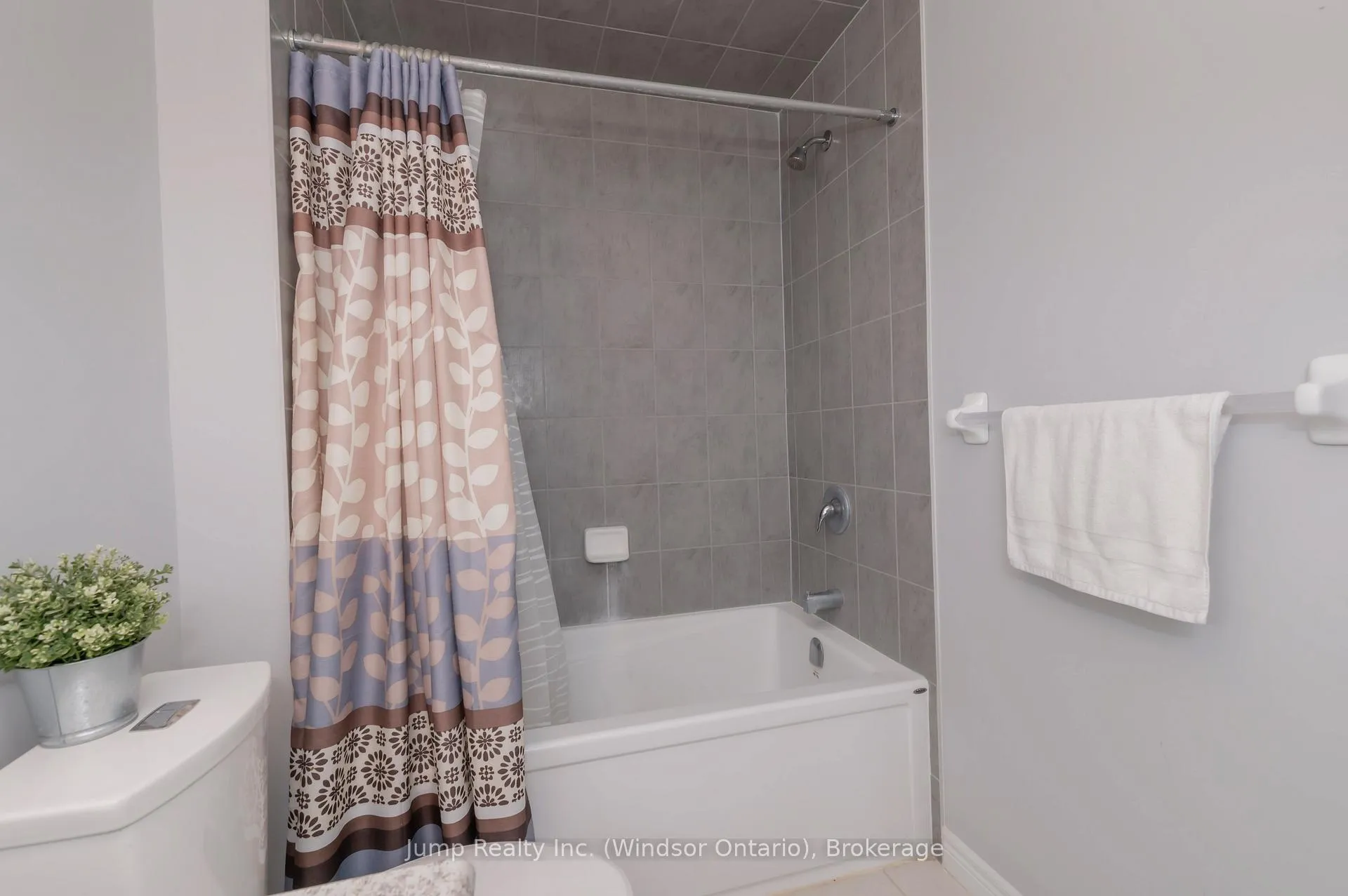 Photo 32 of 229 Macalister Boulevard, Guelph, Kortright East — HOMEH