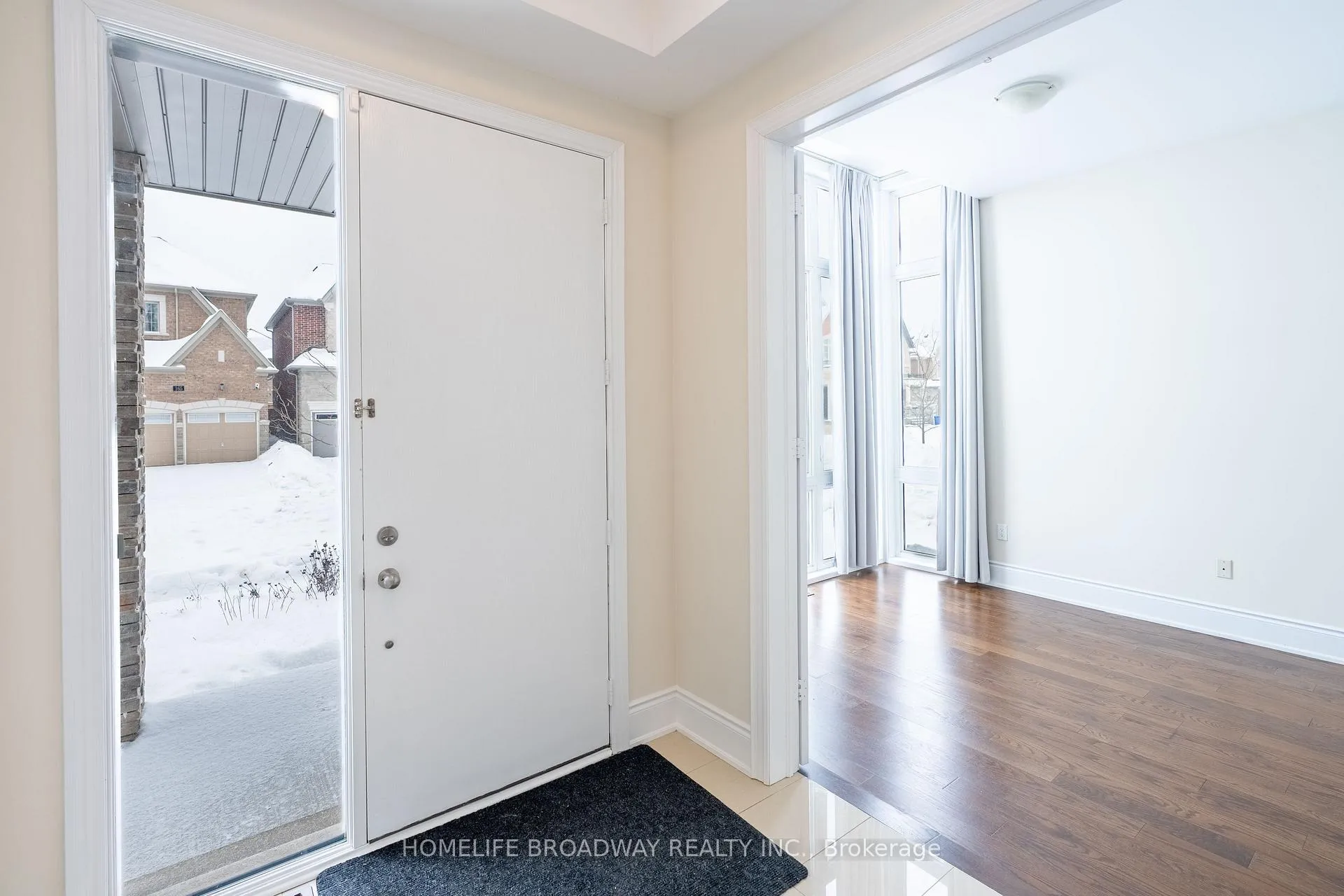 Photo 3 of 166 Conklin Crescent, Aurora, Rural Aurora — HOMEH