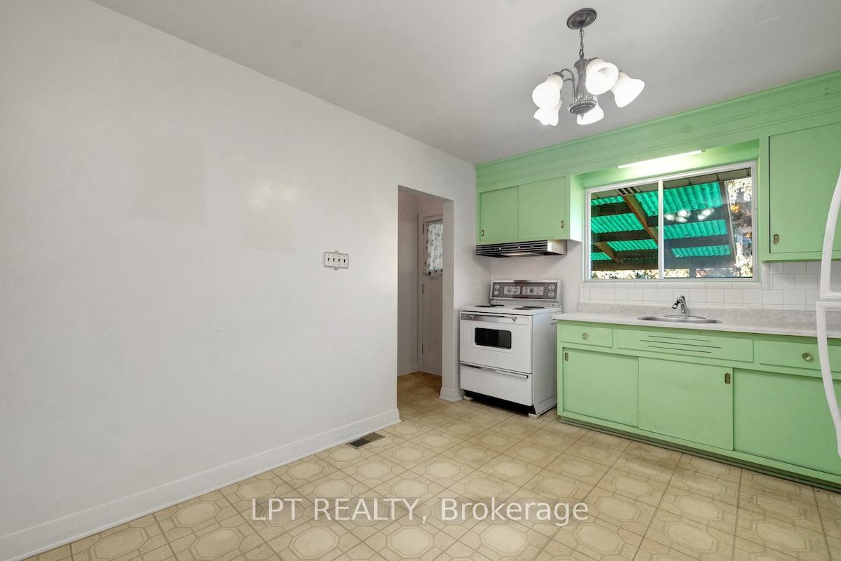 Photo 9 of 151 Oakridge Boulevard, Ottawa, Meadowlands/Crestview — HOMEH