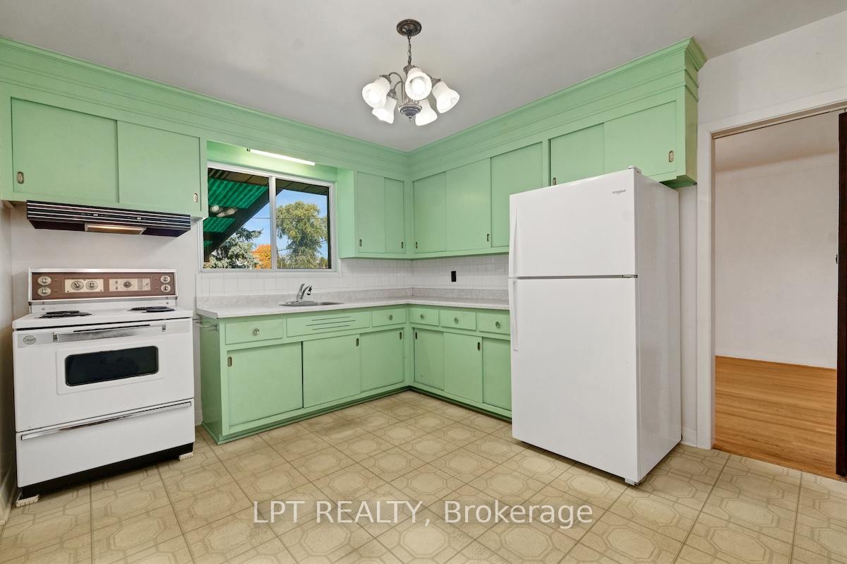 Photo 11 of 151 Oakridge Boulevard, Ottawa, Meadowlands/Crestview — HOMEH