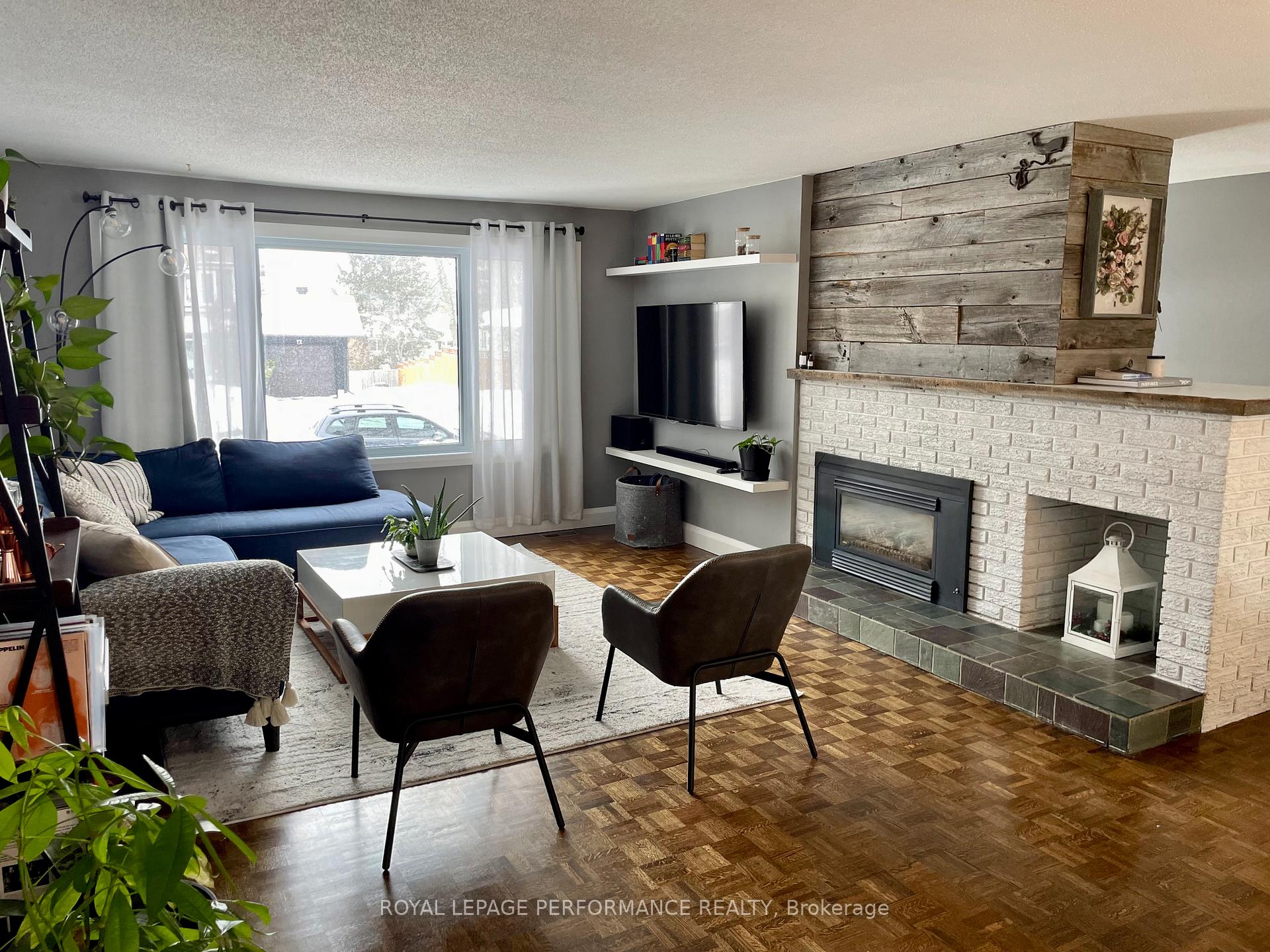 Photo 2 of 7 Lentini Way, Ottawa, Meadowlands/St. Claire Gardens — HOMEH