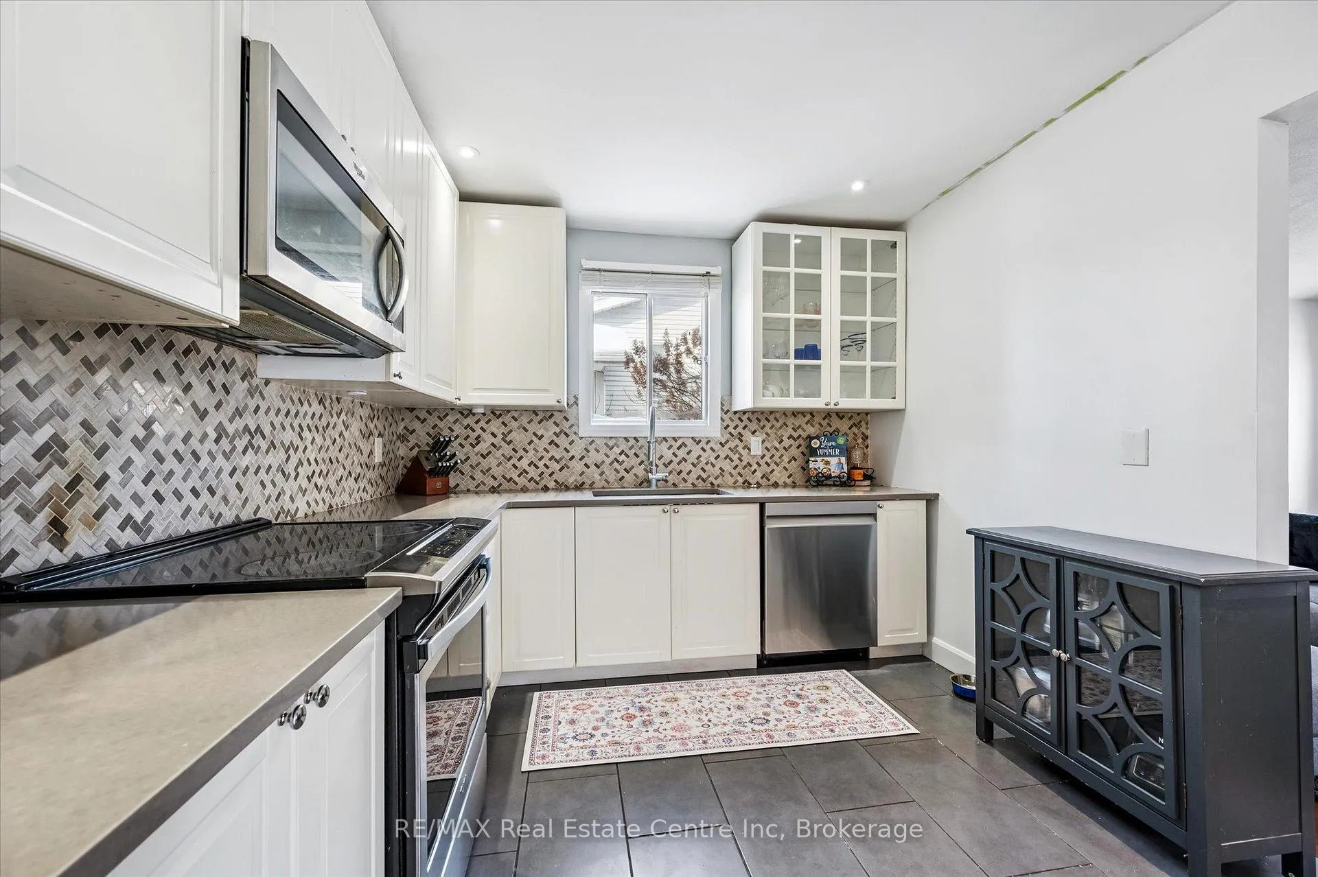 Photo 5 of 14 Pipers Green Court, Kitchener — HOMEH