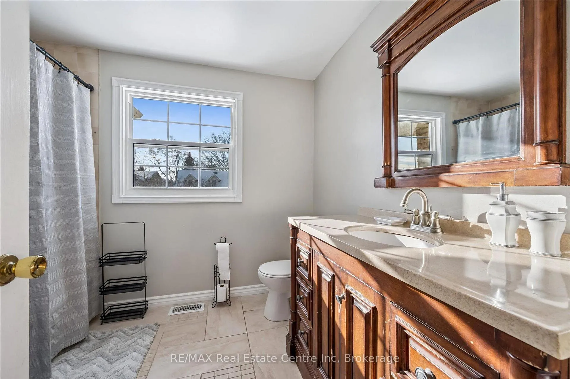 Photo 9 of 14 Pipers Green Court, Kitchener — HOMEH