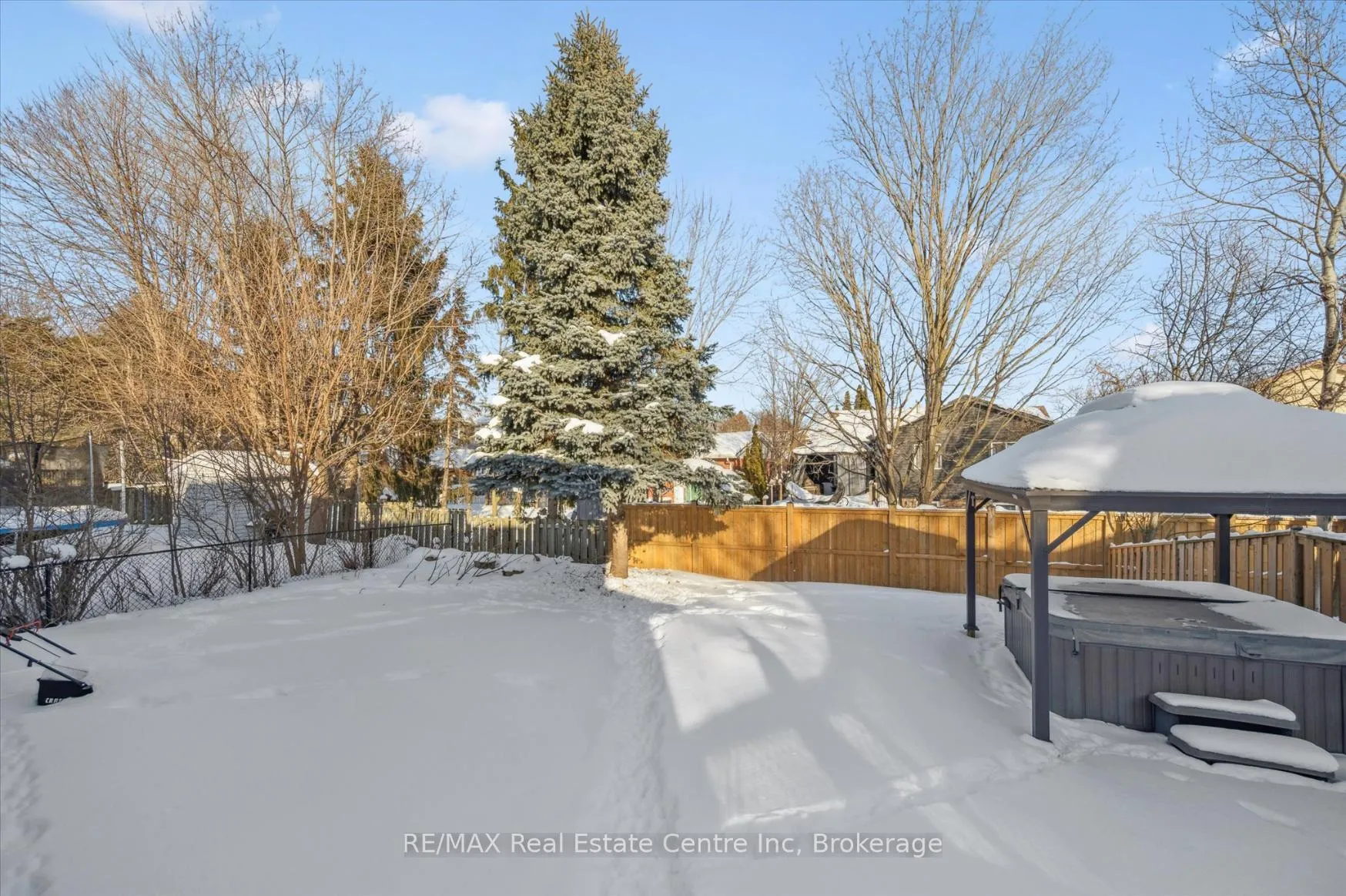 Photo 15 of 14 Pipers Green Court, Kitchener — HOMEH