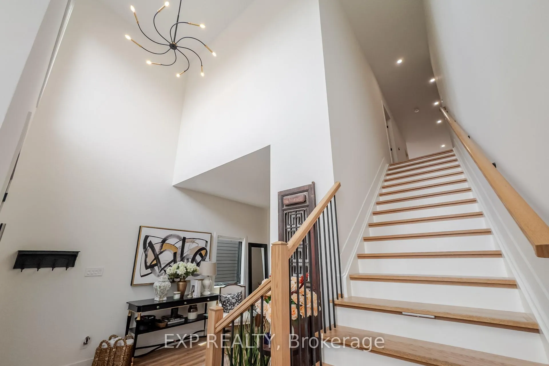 Photo 4 of 12A Viewmount Drive, Ottawa, Meadowlands/Crestview — HOMEH