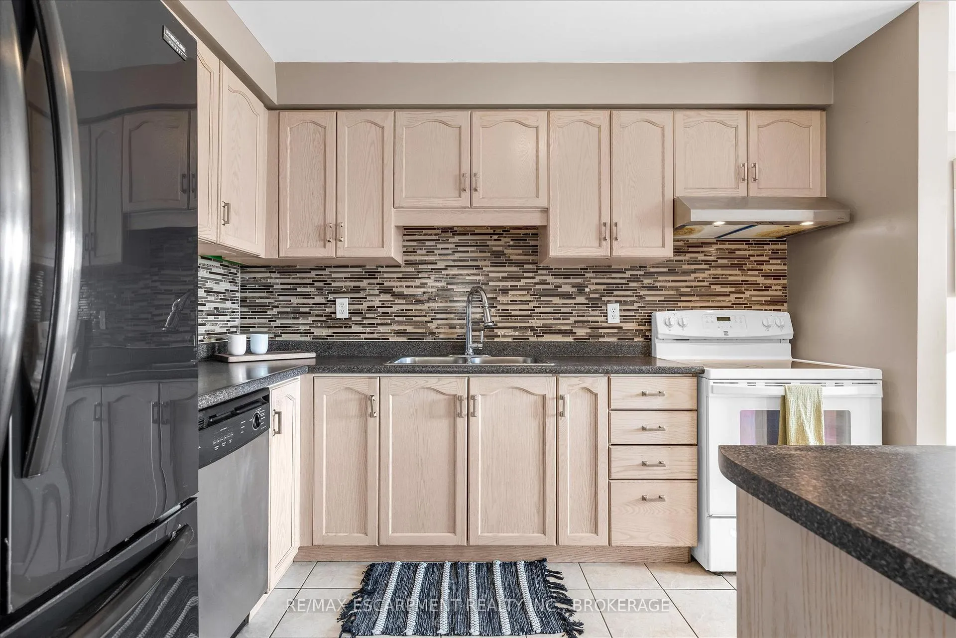Photo 10 of Unit 40, 800 Paramount Drive, Hamilton, Stoney Creek Mountain — HOMEH