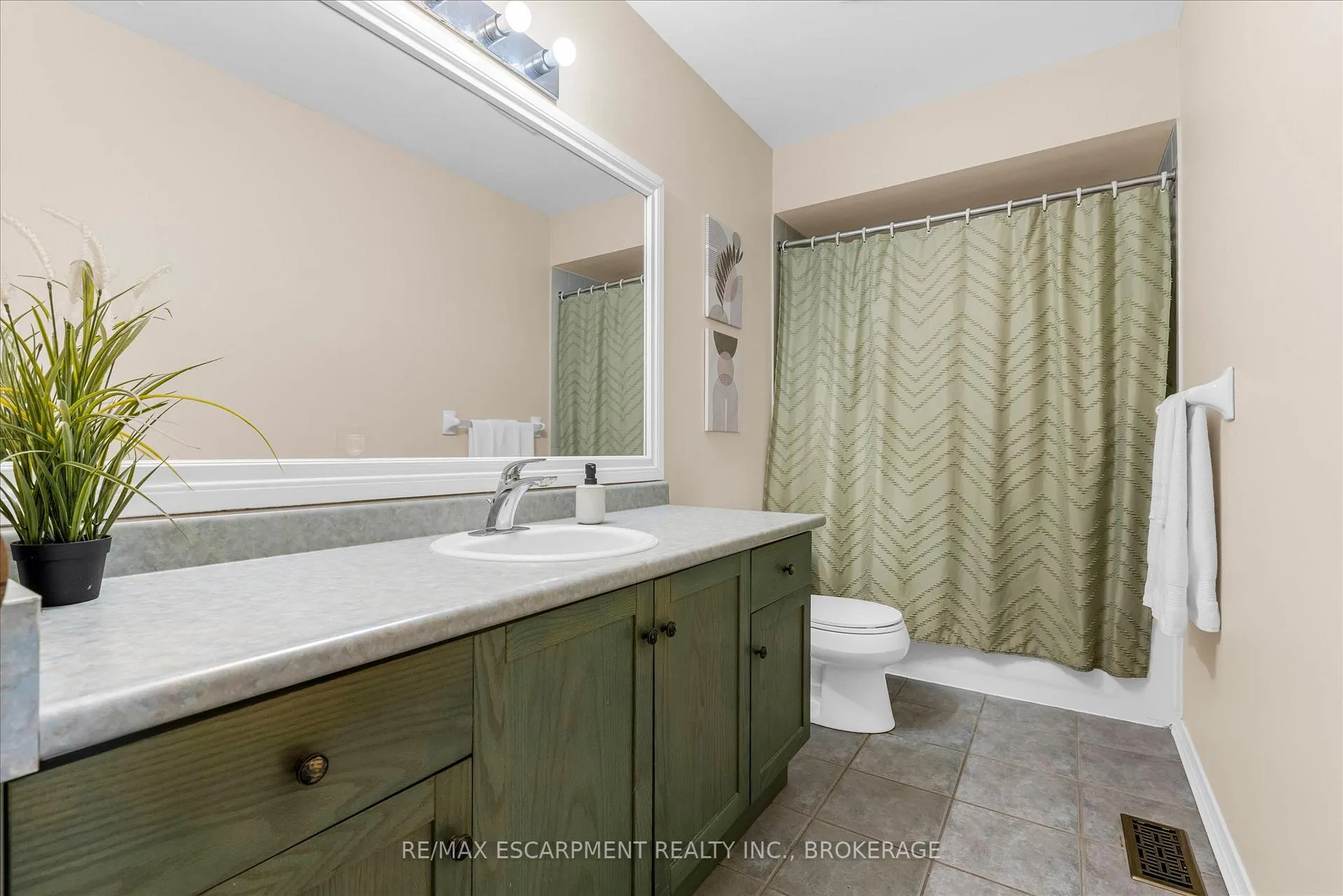 Photo 25 of Unit 40, 800 Paramount Drive, Hamilton, Stoney Creek Mountain — HOMEH