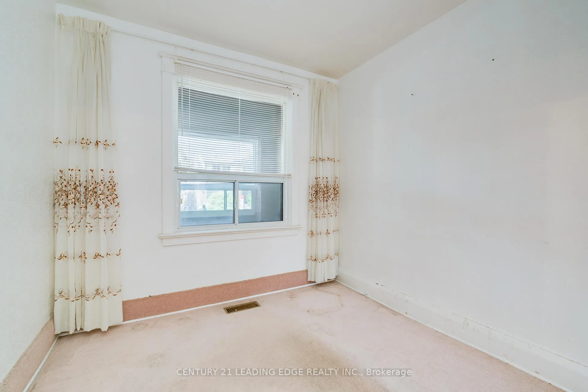 Photo 7 of 635 Coxwell Avenue, Toronto, Woodbine Corridor — HOMEH