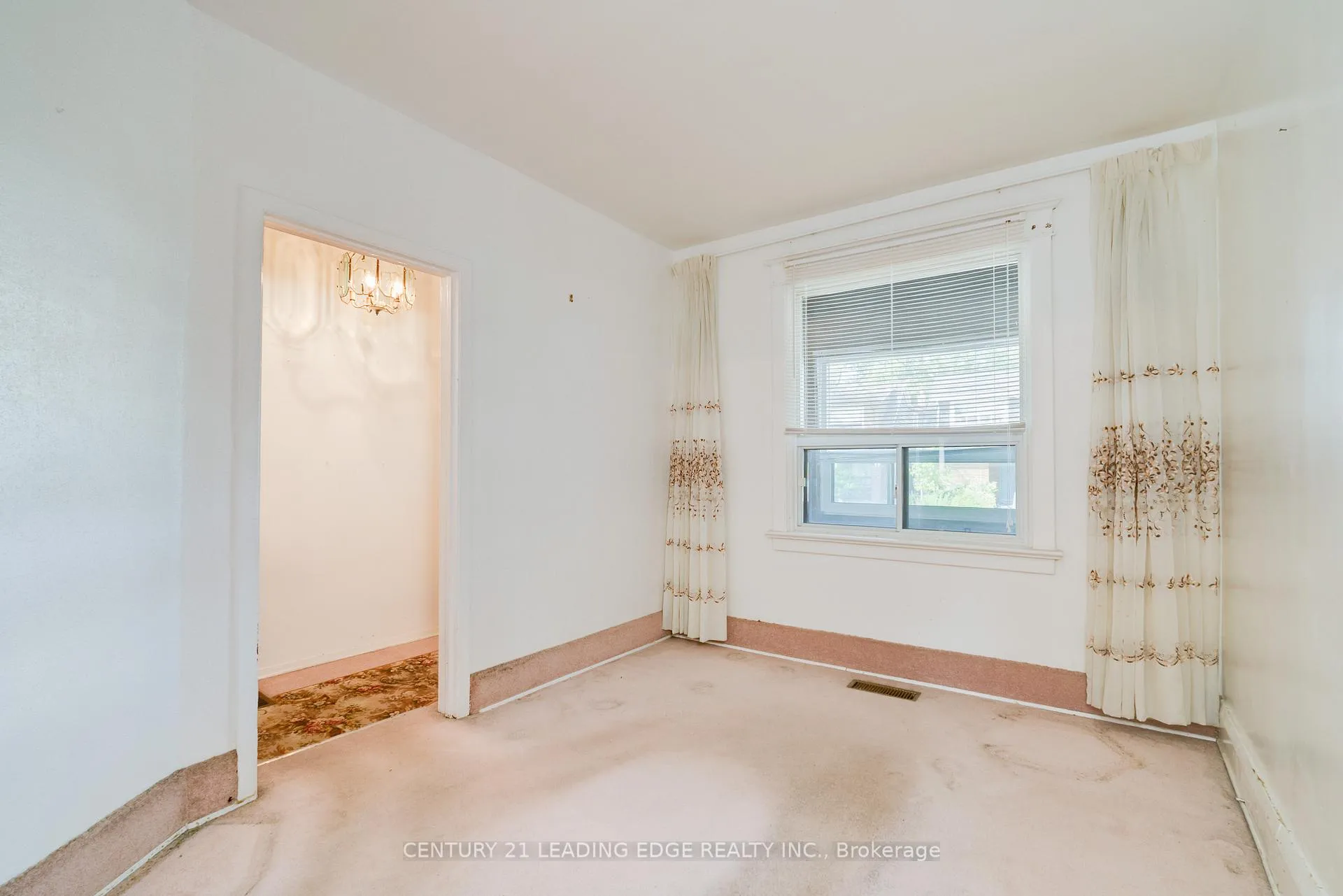 Photo 10 of 635 Coxwell Avenue, Toronto, Woodbine Corridor — HOMEH