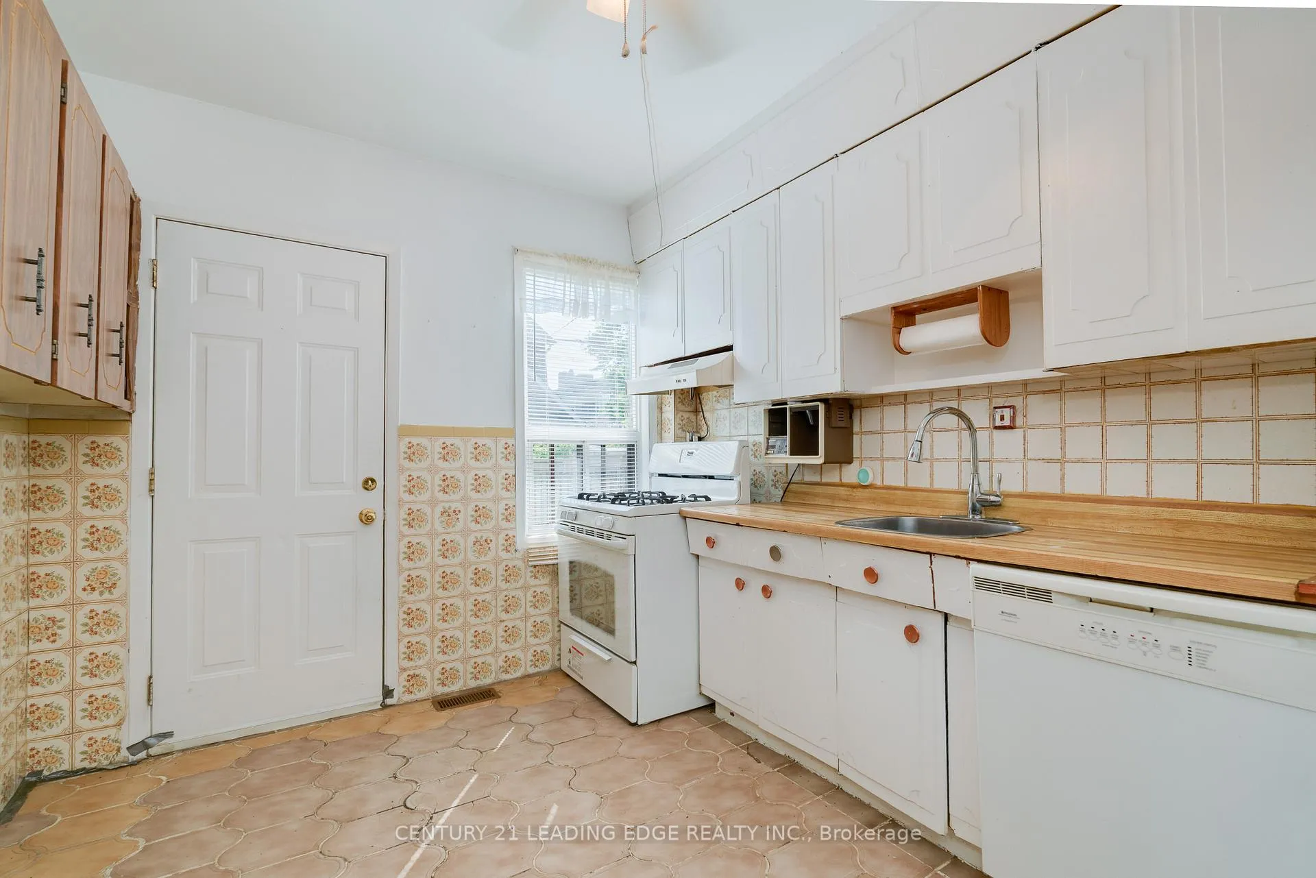 Photo 16 of 635 Coxwell Avenue, Toronto, Woodbine Corridor — HOMEH