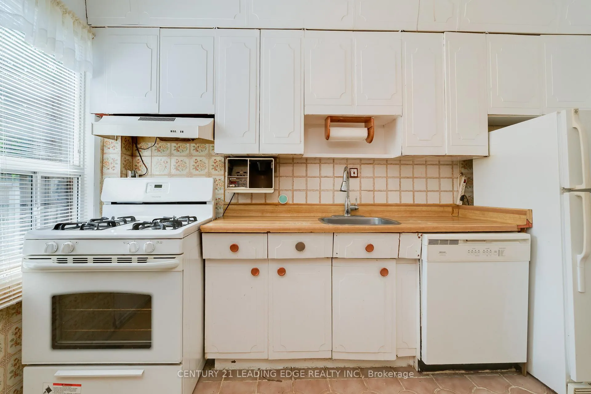 Photo 17 of 635 Coxwell Avenue, Toronto, Woodbine Corridor — HOMEH