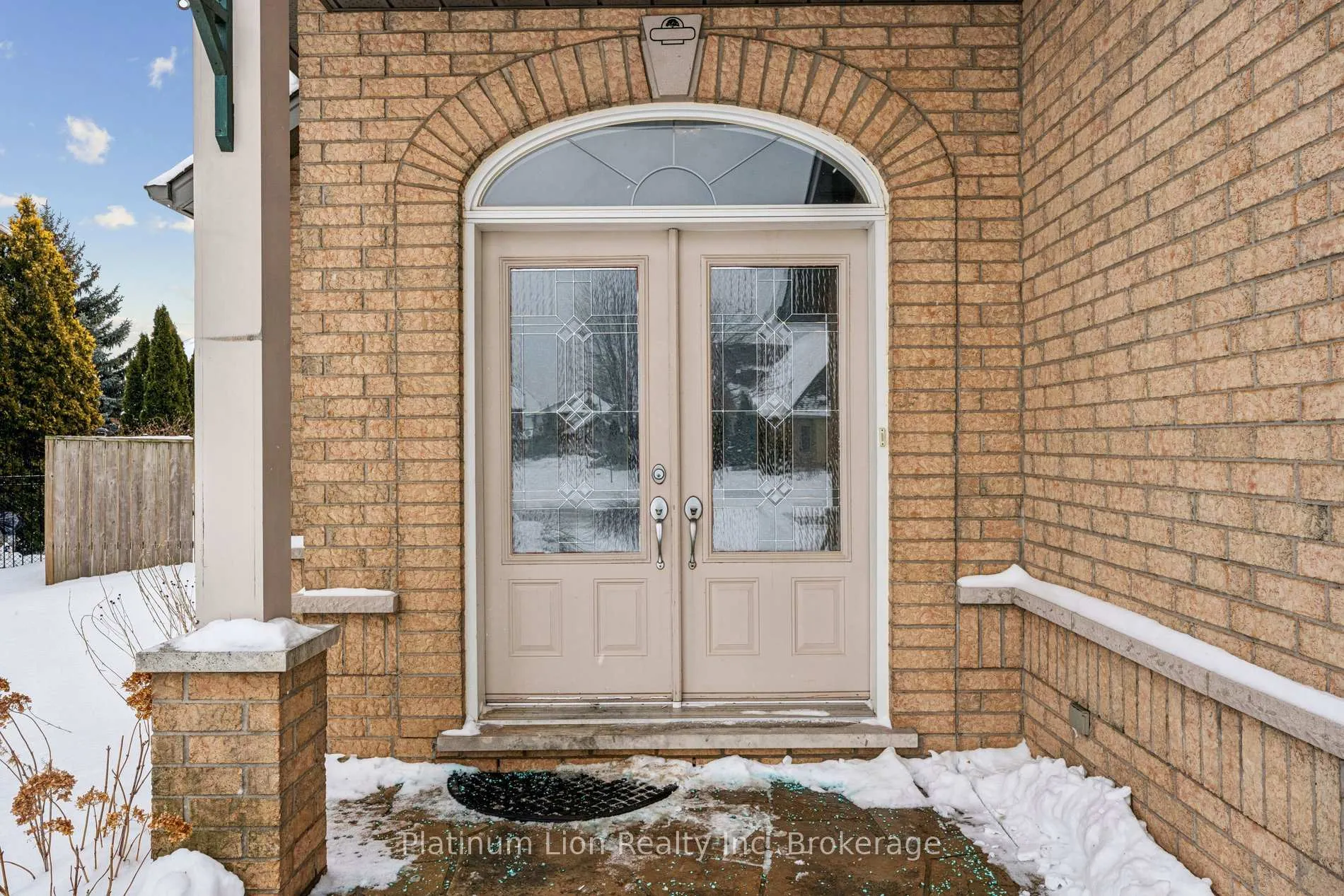 Photo 3 of 27 Surrey Drive, Hamilton, Meadowlands — HOMEH