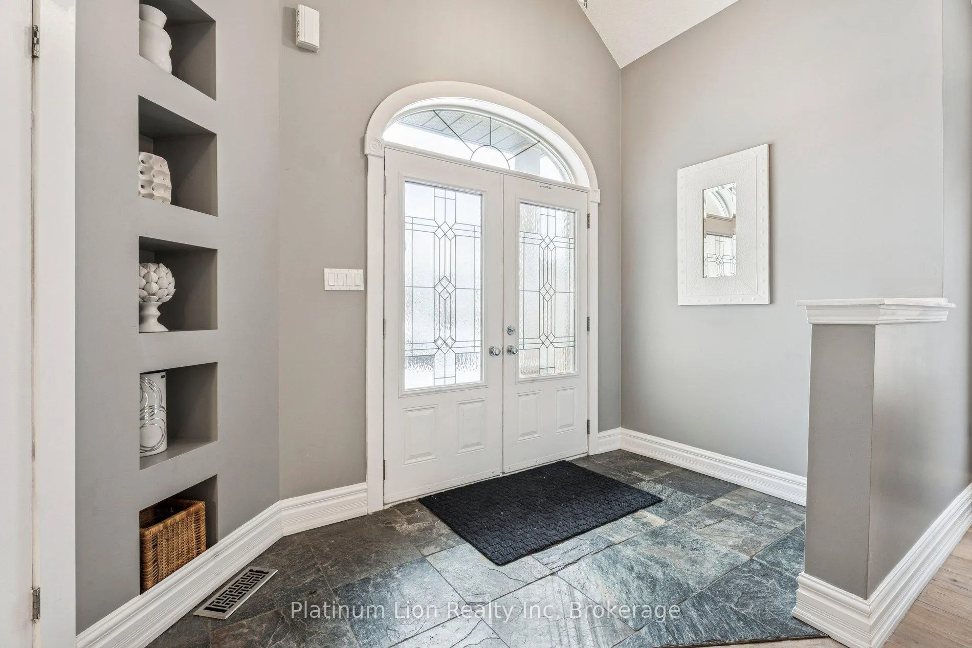 Photo 4 of 27 Surrey Drive, Hamilton, Meadowlands — HOMEH