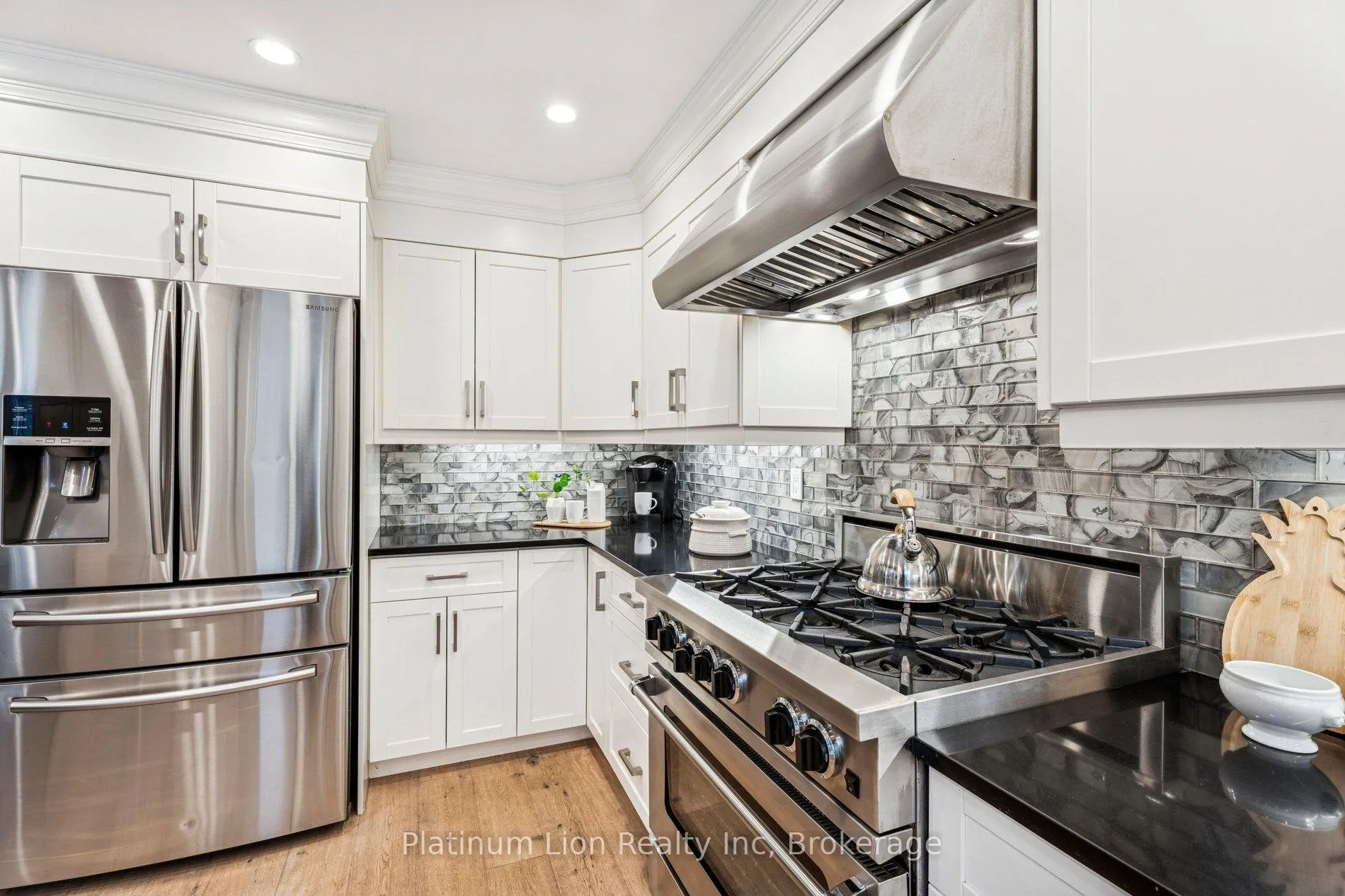 Photo 12 of 27 Surrey Drive, Hamilton, Meadowlands — HOMEH