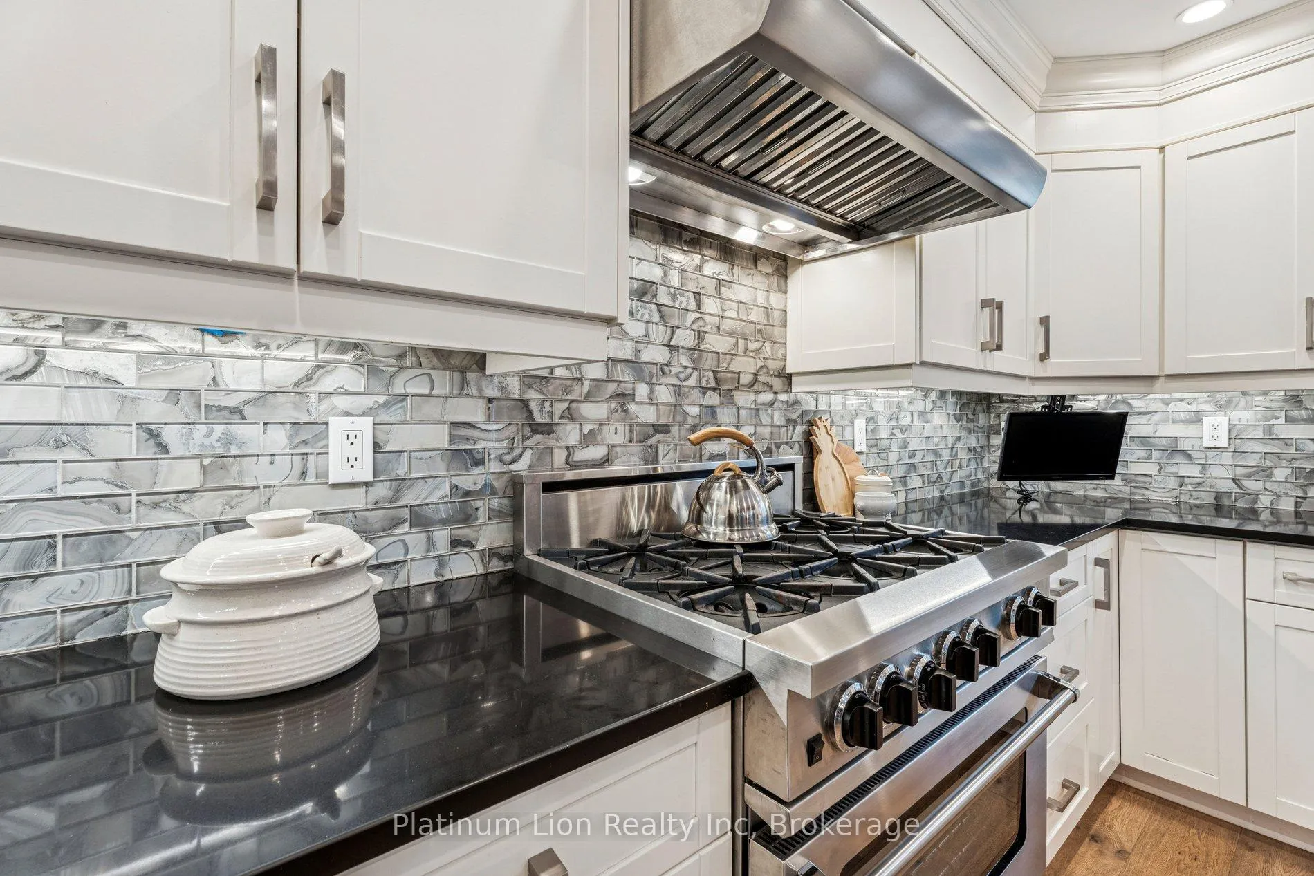 Photo 13 of 27 Surrey Drive, Hamilton, Meadowlands — HOMEH