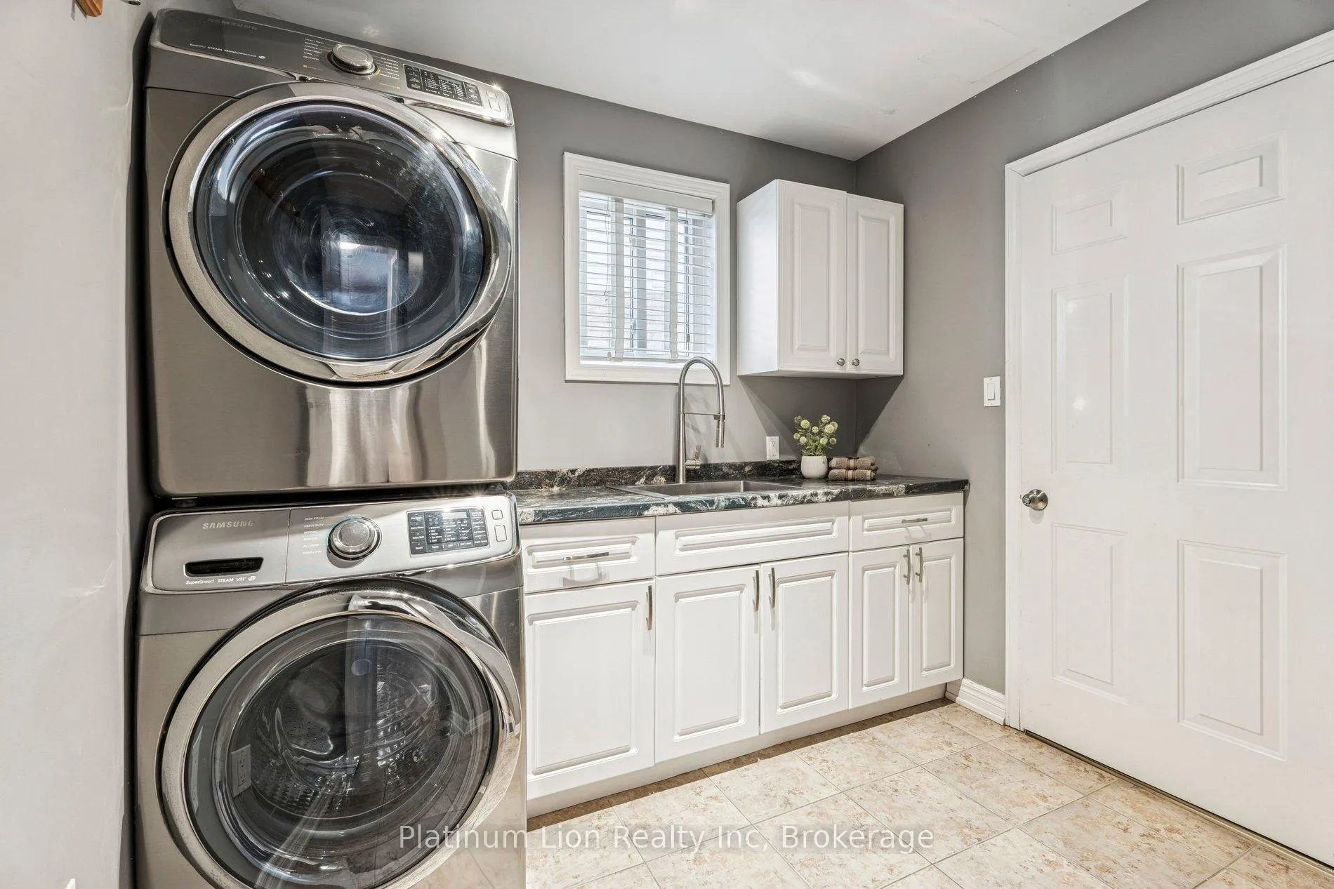 Photo 23 of 27 Surrey Drive, Hamilton, Meadowlands — HOMEH