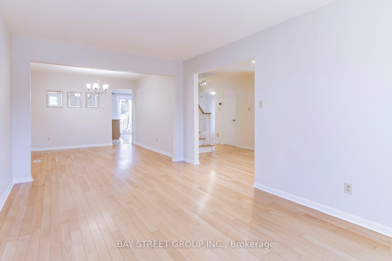 Photo 3 of 300 Fincham Avenue, Markham, Markham Village — HOMEH
