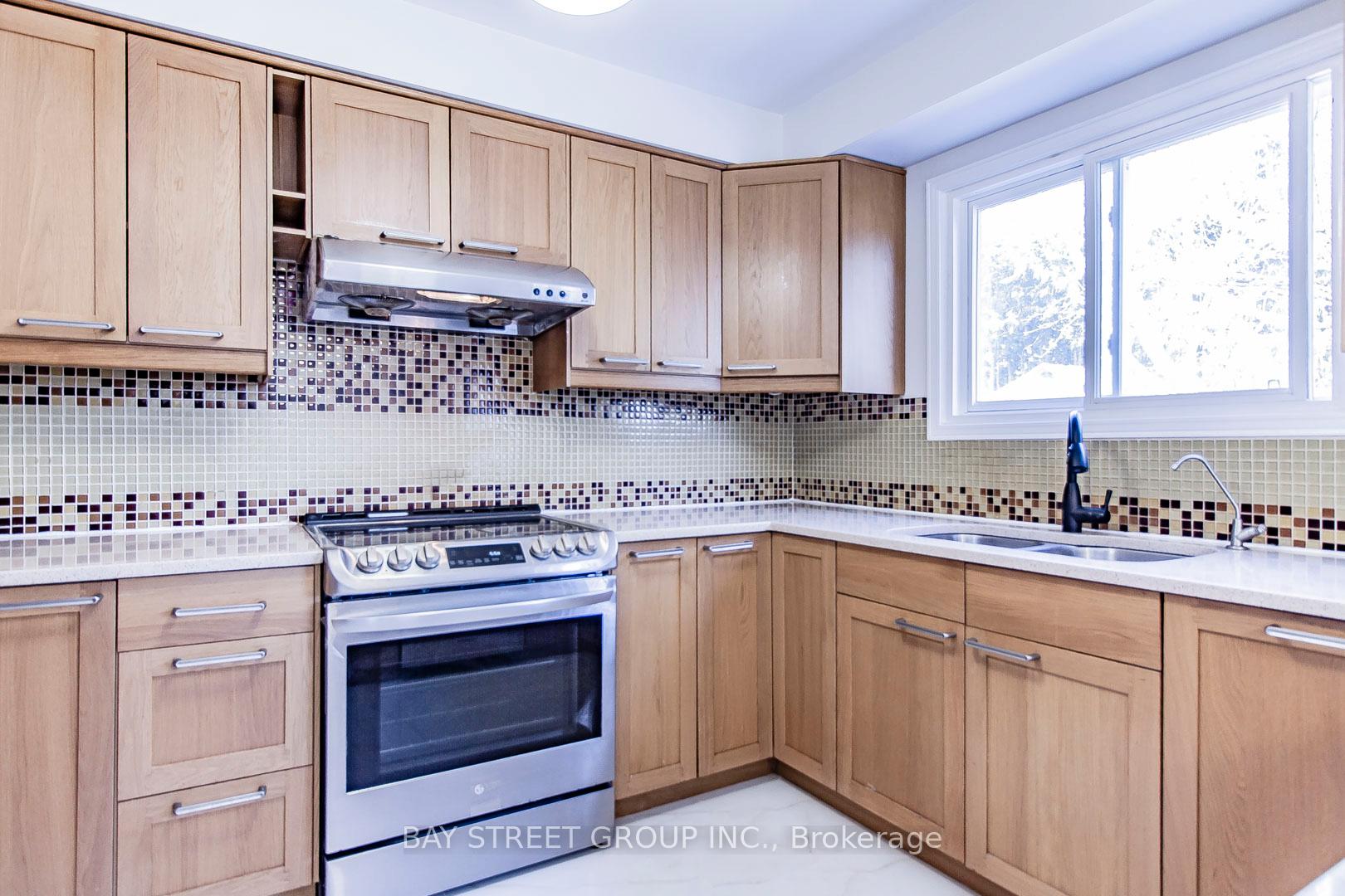Photo 4 of 300 Fincham Avenue, Markham, Markham Village — HOMEH