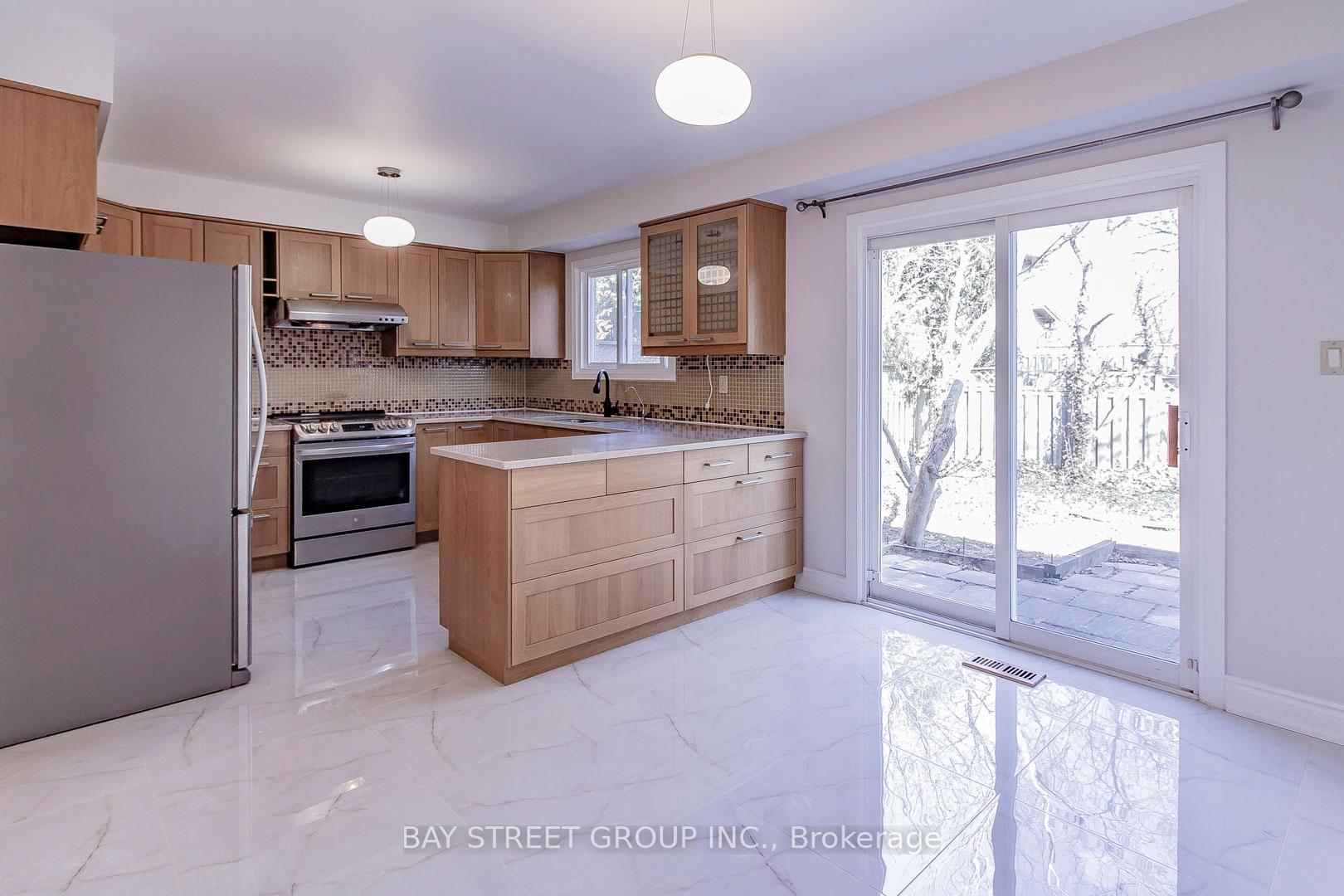 Photo 5 of 300 Fincham Avenue, Markham, Markham Village — HOMEH